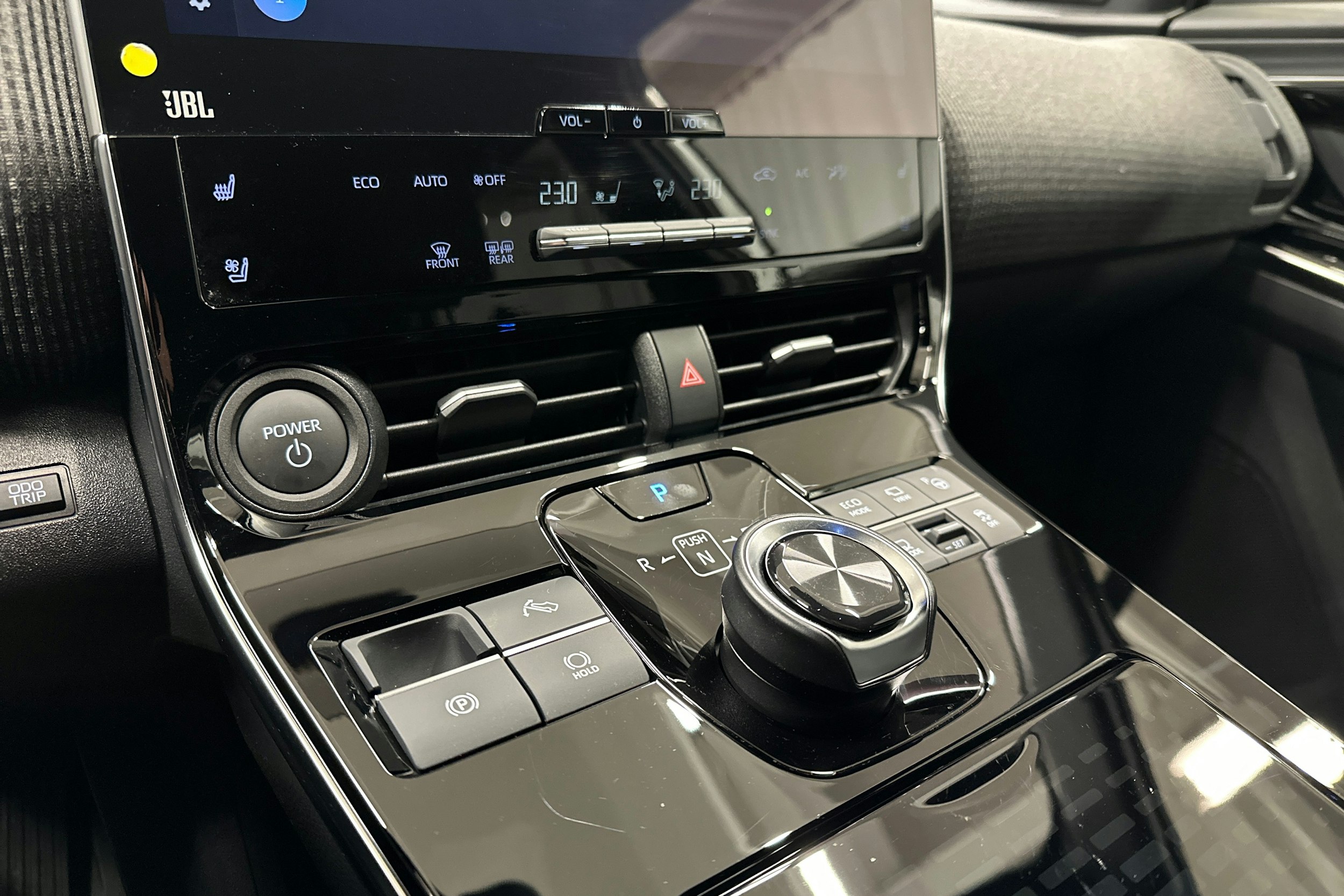 harmaa Toyota bZ4X 2024 kuva 21.