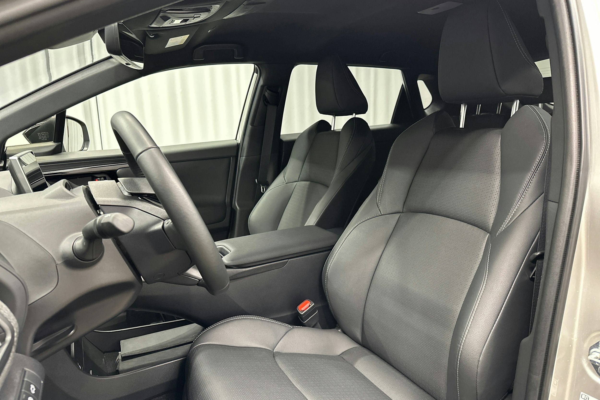 harmaa Toyota bZ4X 2024 kuva 22.