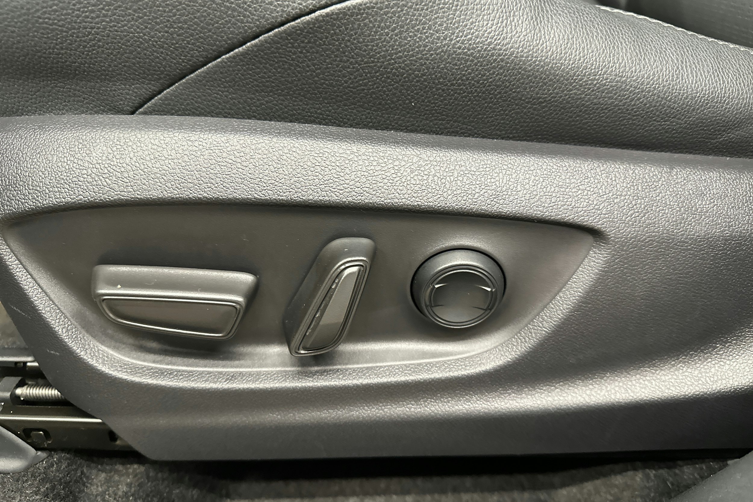 harmaa Toyota bZ4X 2024 kuva 23.