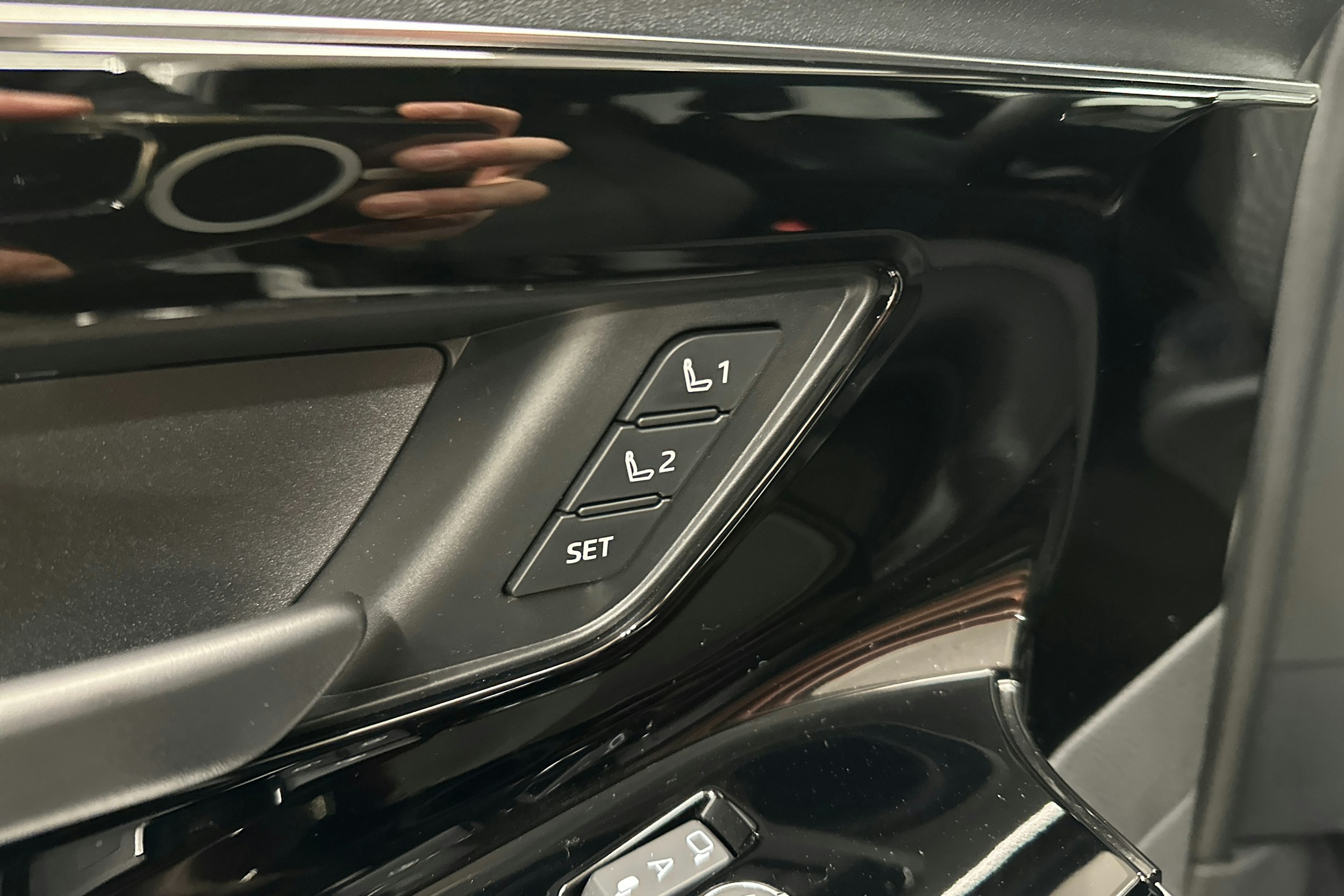 harmaa Toyota bZ4X 2024 kuva 24.