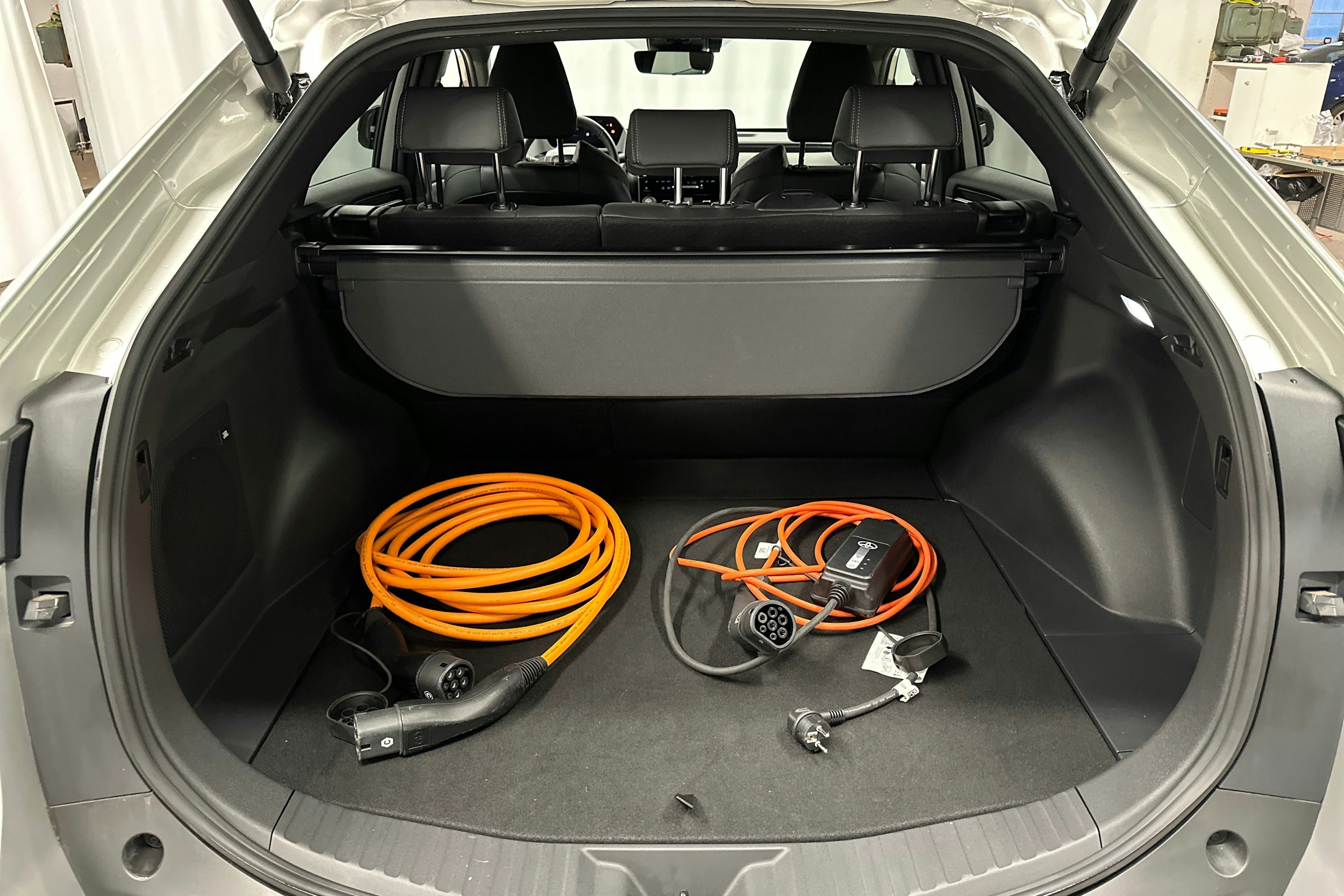 harmaa Toyota bZ4X 2024 kuva 25.