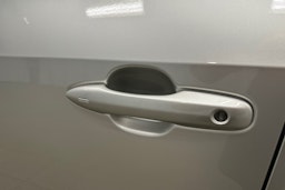 harmaa Toyota bZ4X 2024 kuva 27.