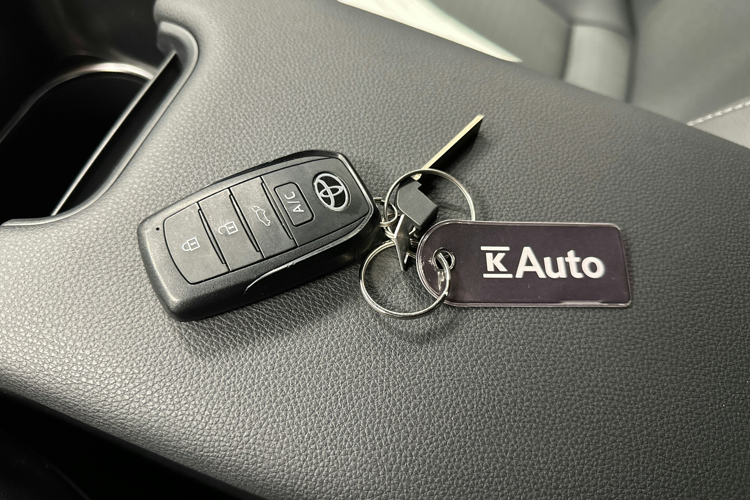 harmaa Toyota bZ4X 2024 kuva 28.