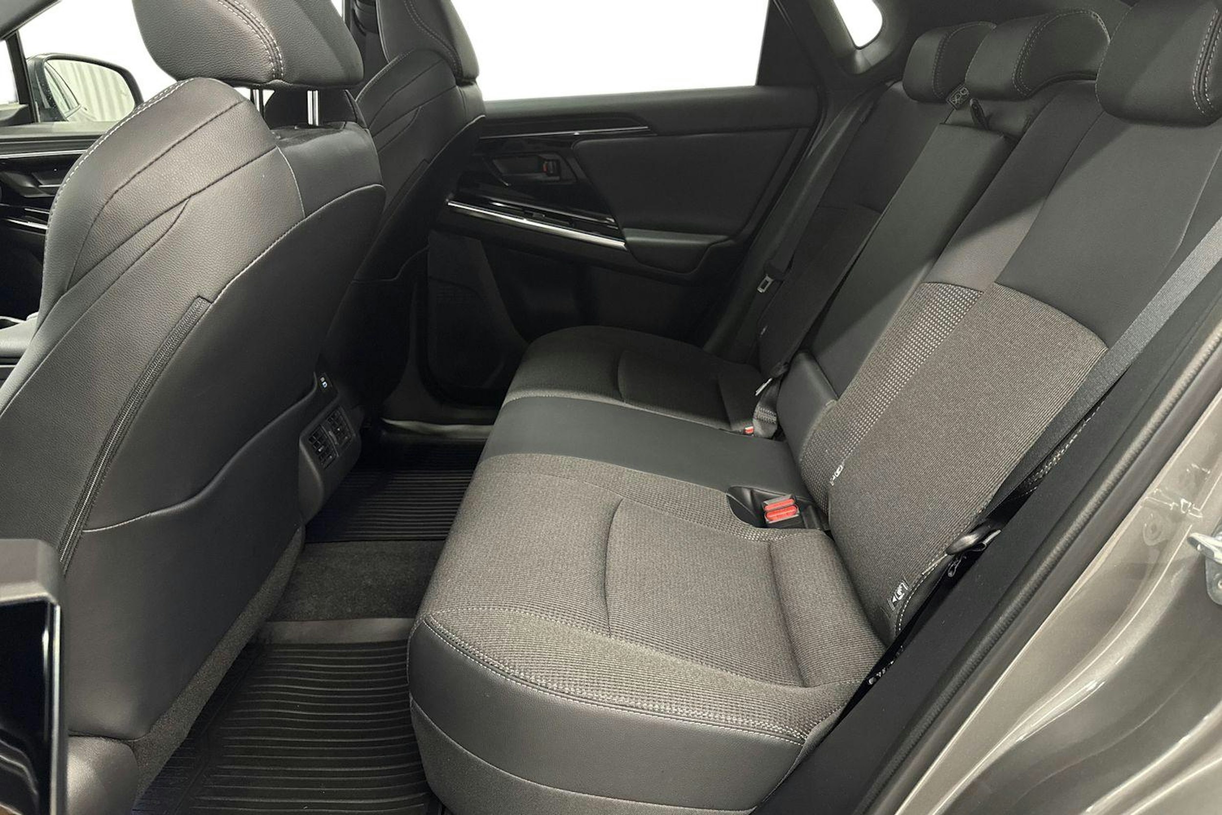 harmaa Toyota bZ4X 2024 kuva 10.