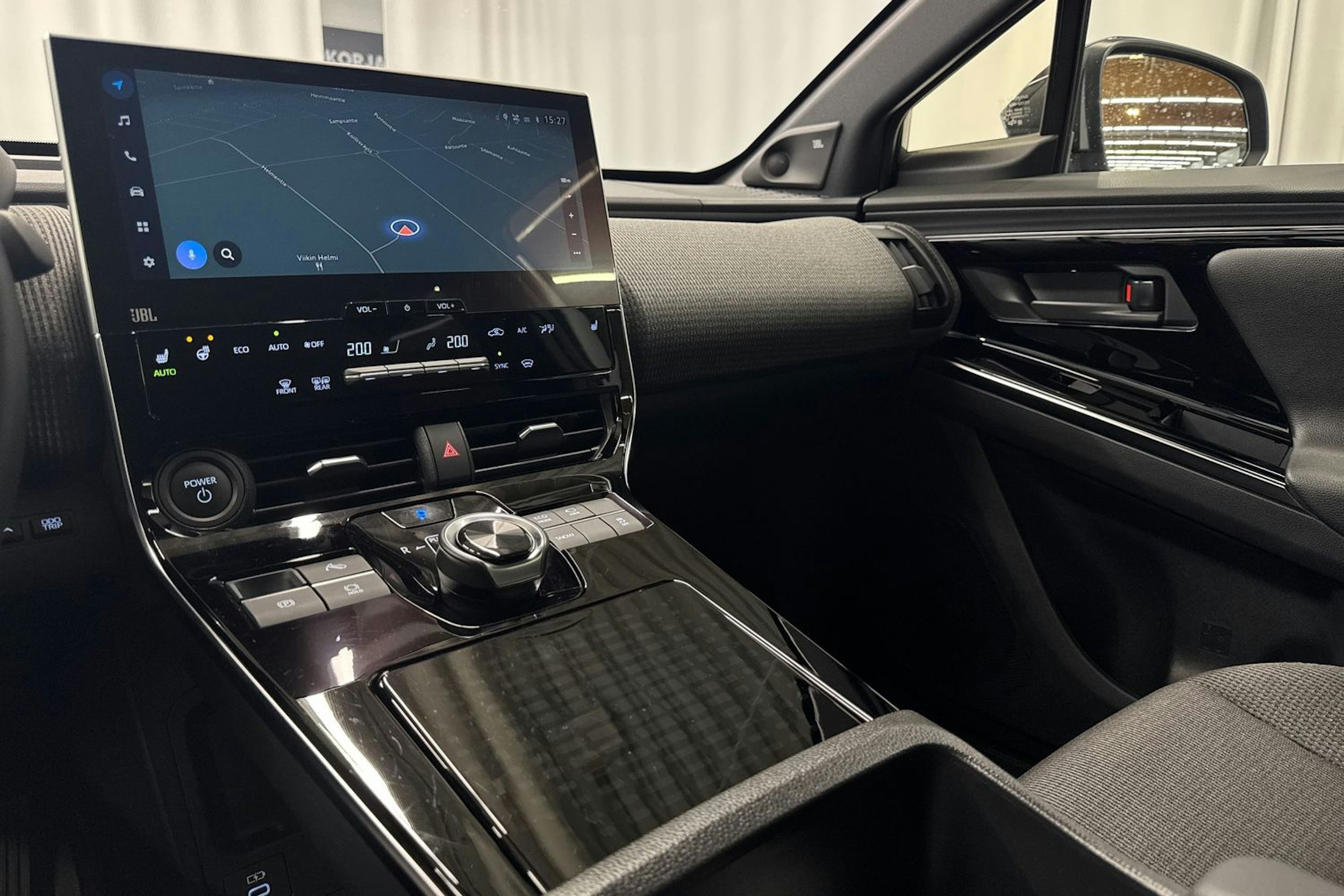 harmaa Toyota bZ4X 2024 kuva 15.