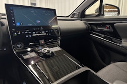 harmaa Toyota bZ4X 2024 kuva 15.