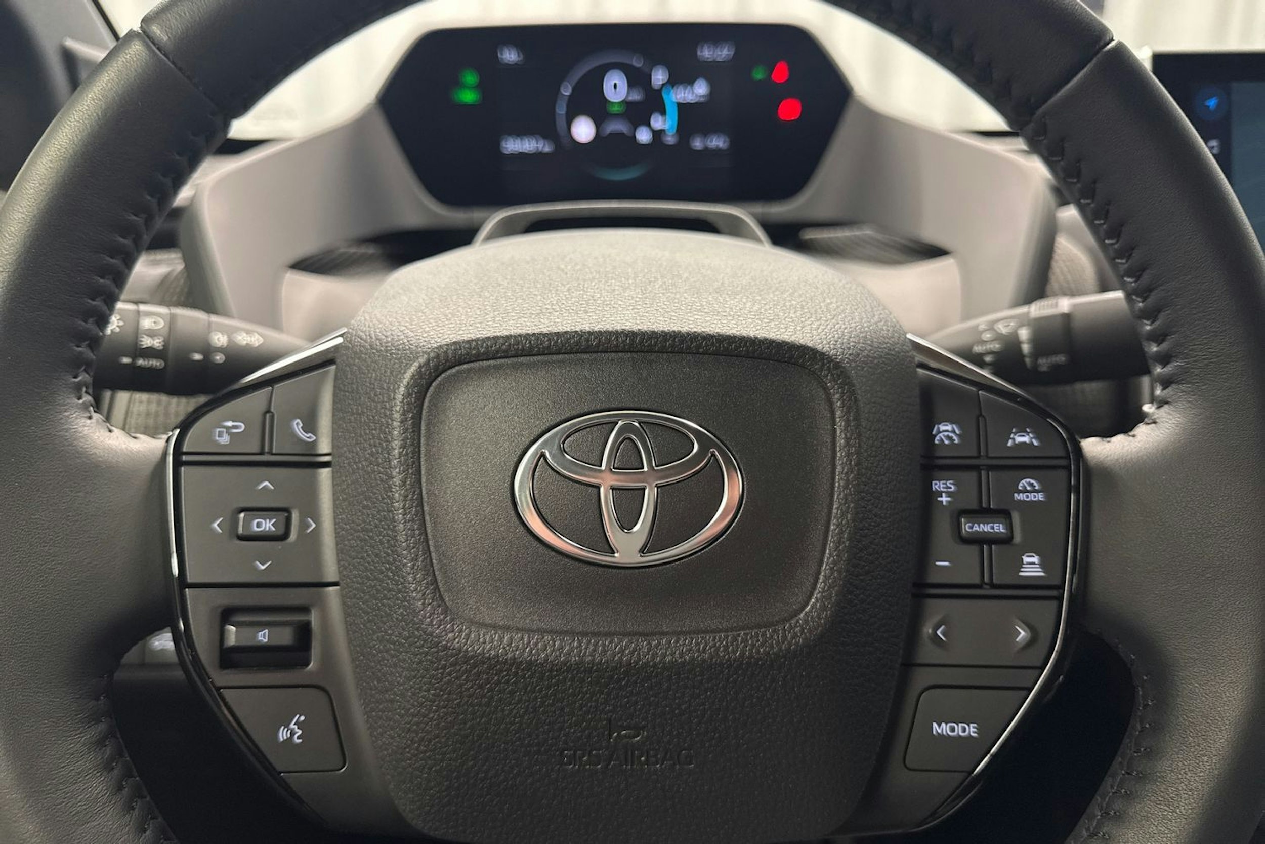 harmaa Toyota bZ4X 2024 kuva 16.