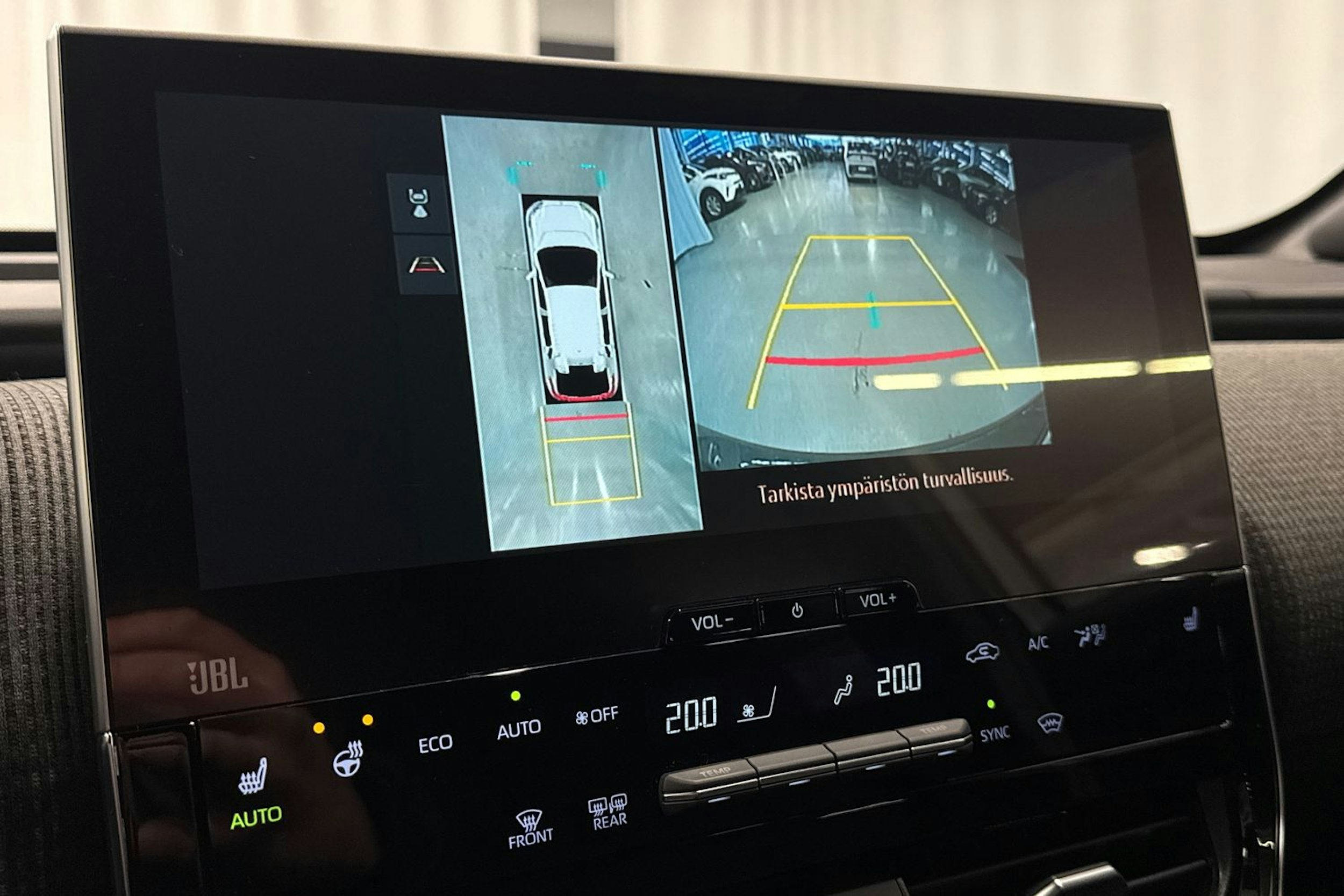 harmaa Toyota bZ4X 2024 kuva 18.