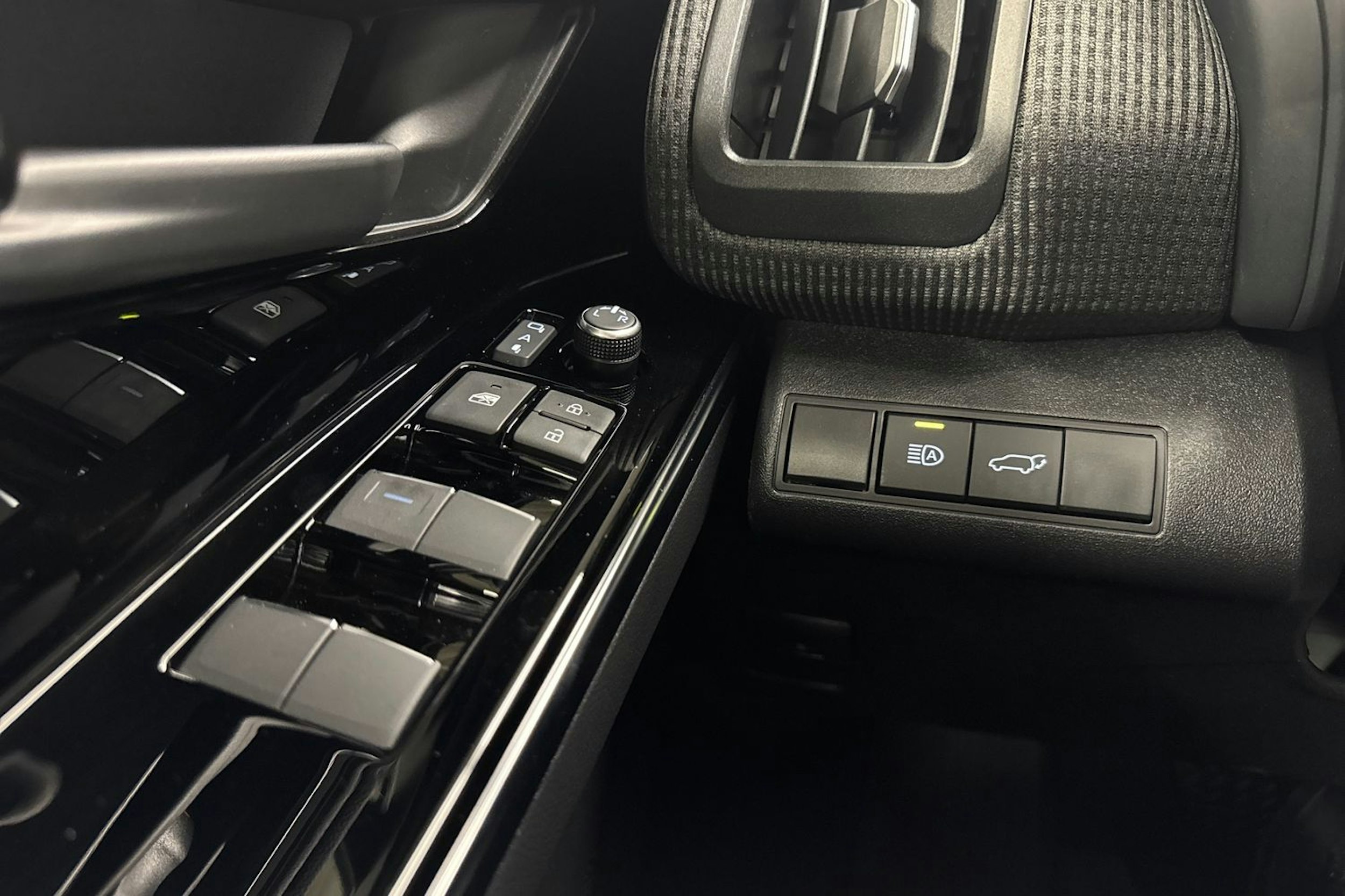 harmaa Toyota bZ4X 2024 kuva 20.