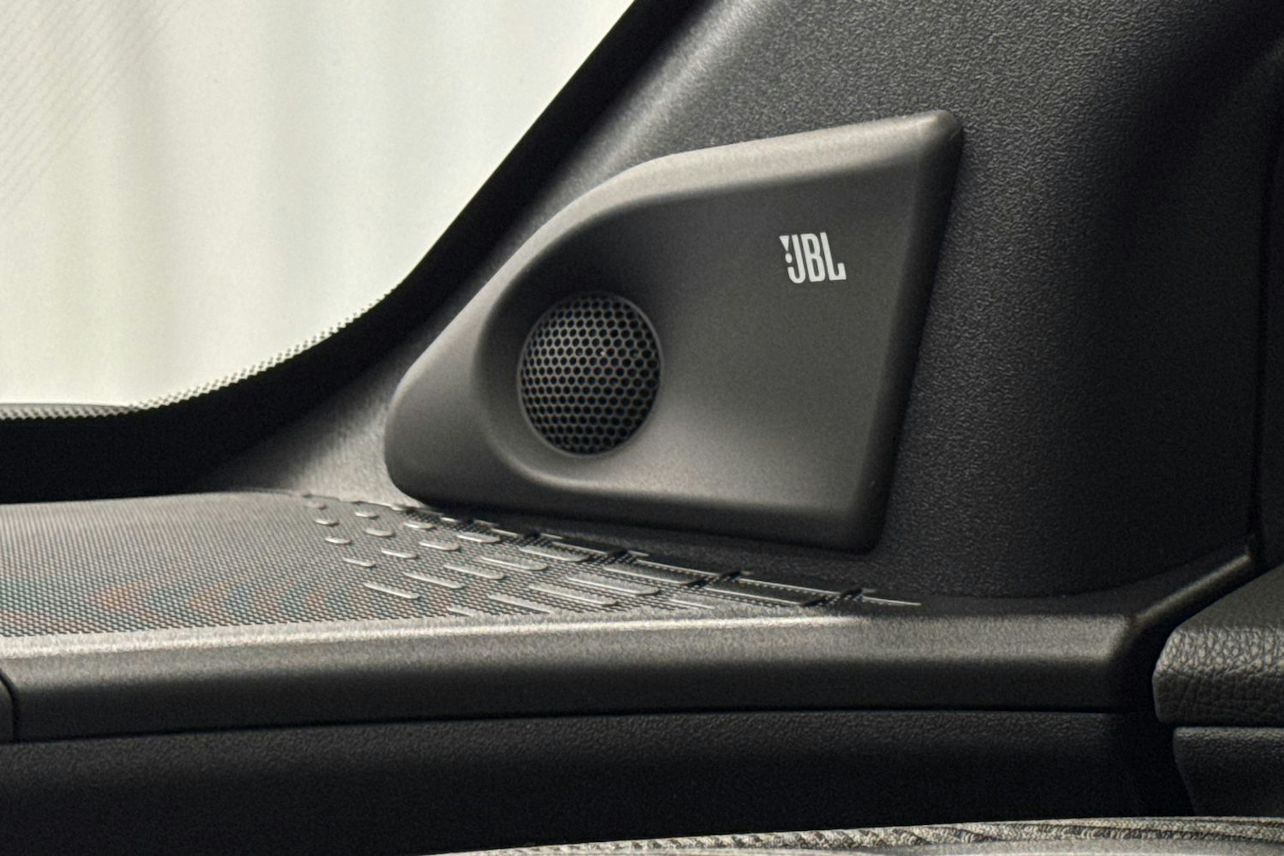 harmaa Toyota bZ4X 2024 kuva 21.