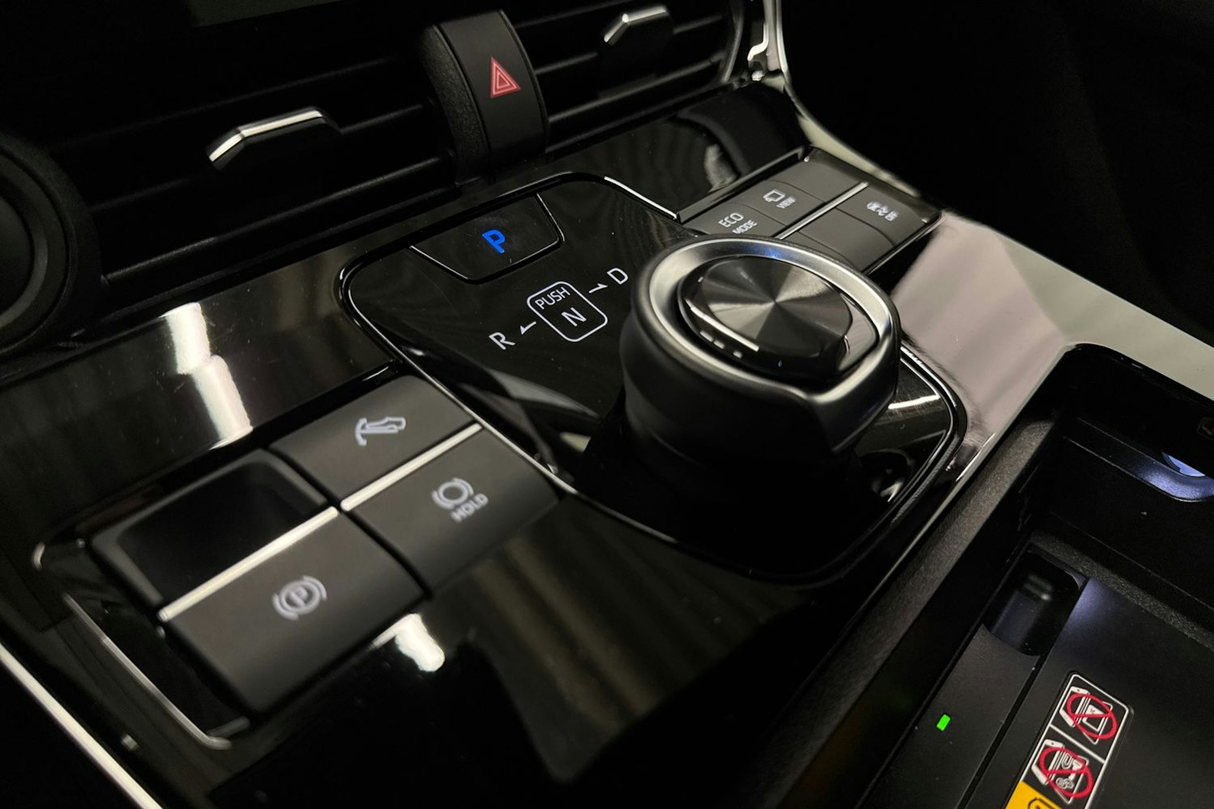 harmaa Toyota bZ4X 2024 kuva 22.