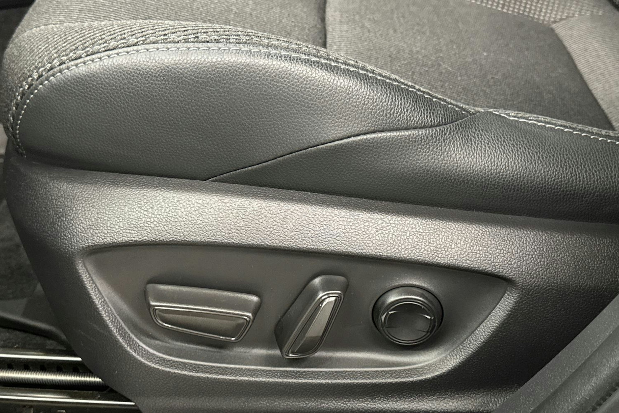 harmaa Toyota bZ4X 2024 kuva 27.