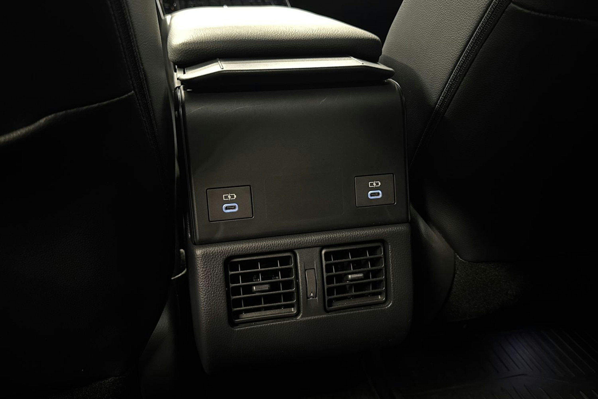 harmaa Toyota bZ4X 2024 kuva 28.