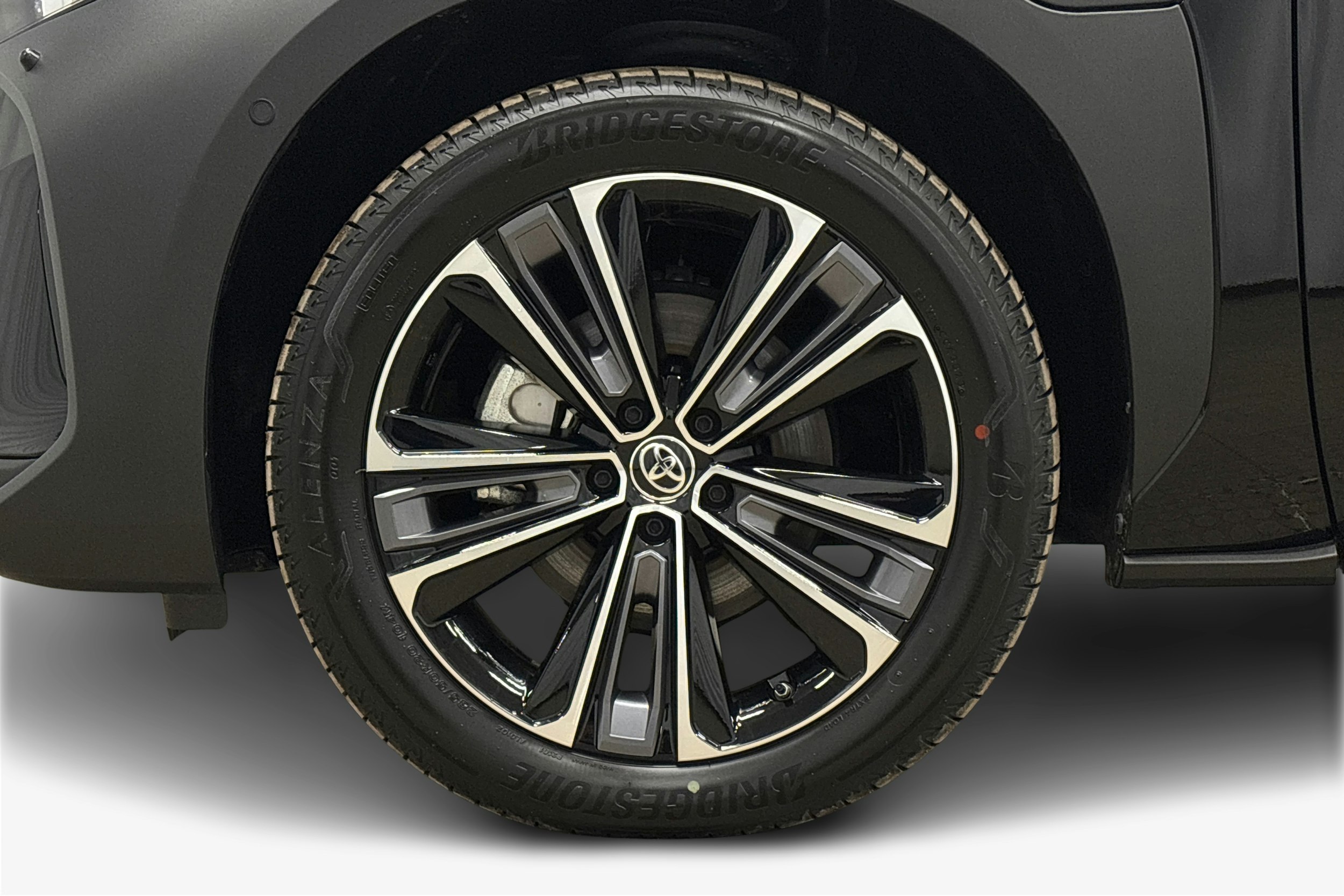 musta Toyota bZ4X 2024 kuva 11.