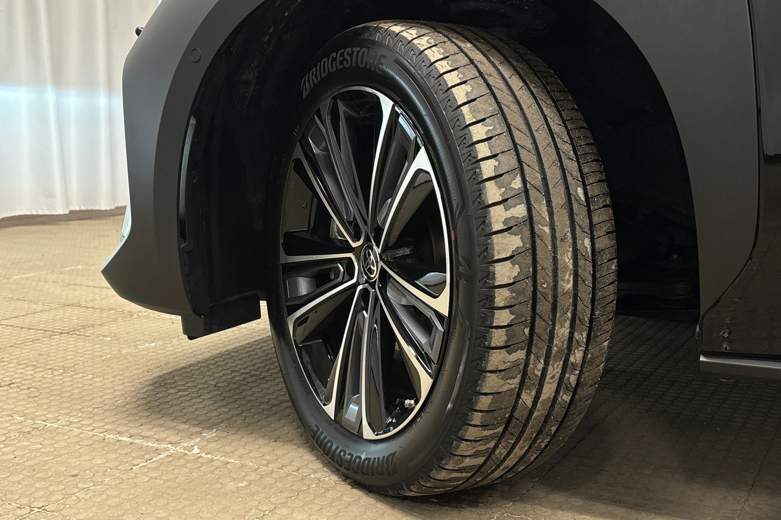 musta Toyota bZ4X 2024 kuva 13.