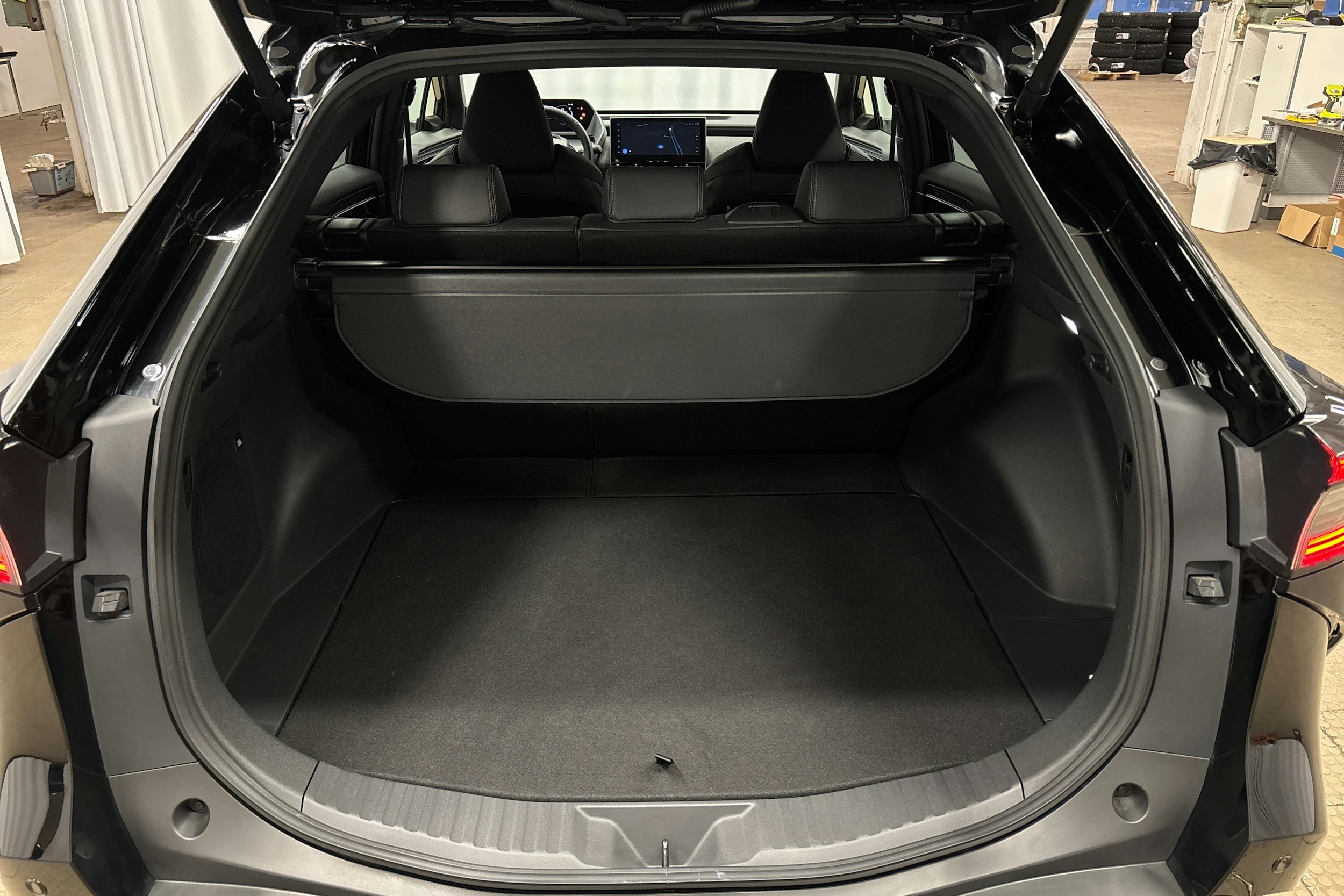 musta Toyota bZ4X 2024 kuva 14.