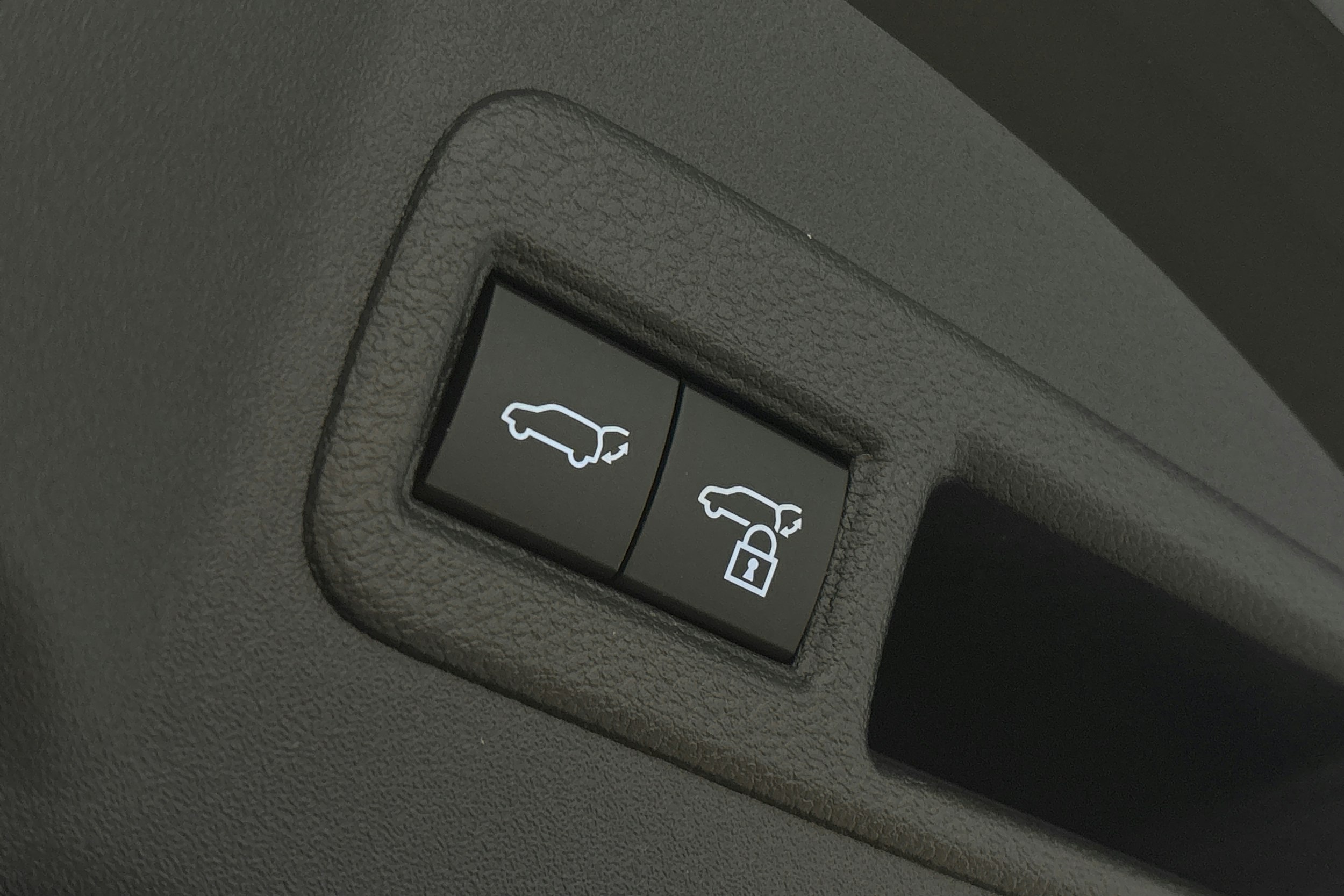 musta Toyota bZ4X 2024 kuva 15.