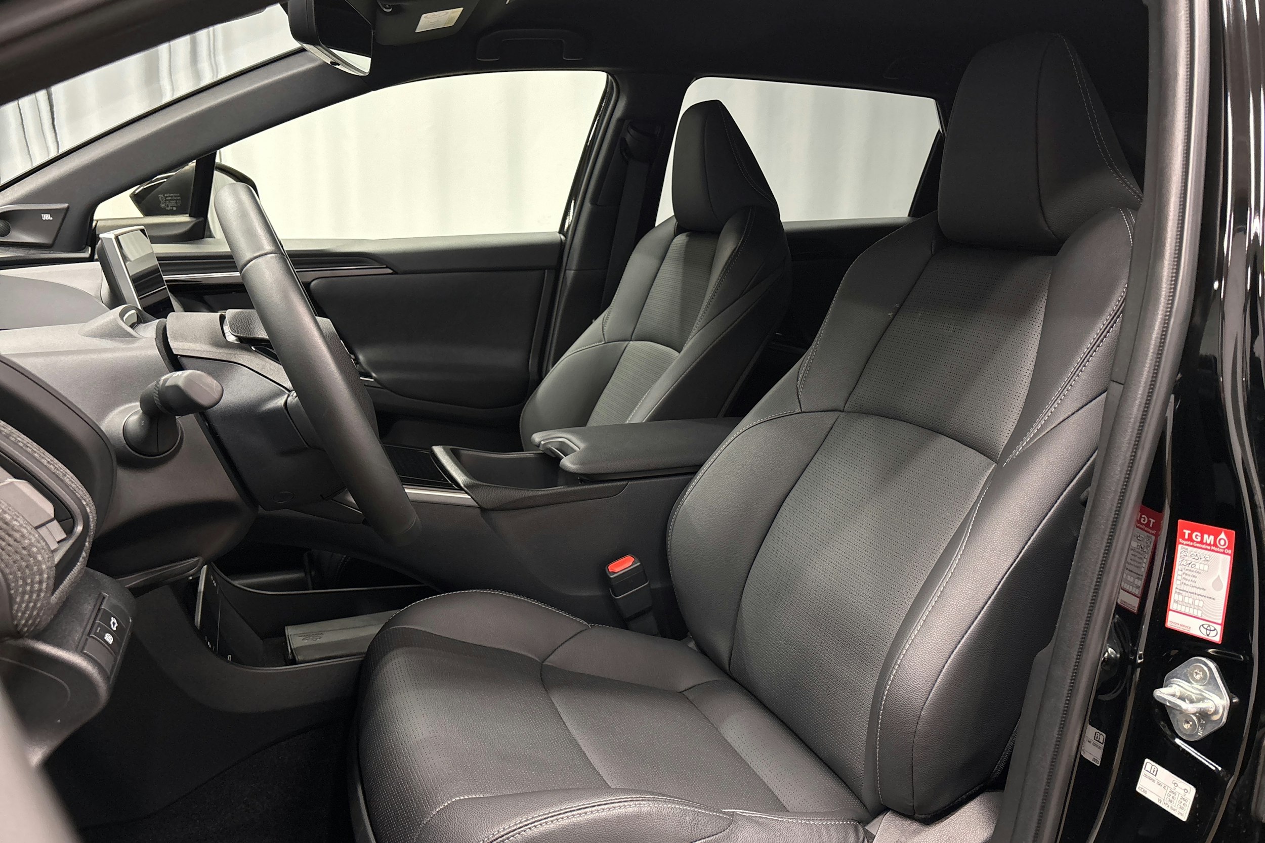 musta Toyota bZ4X 2024 kuva 16.