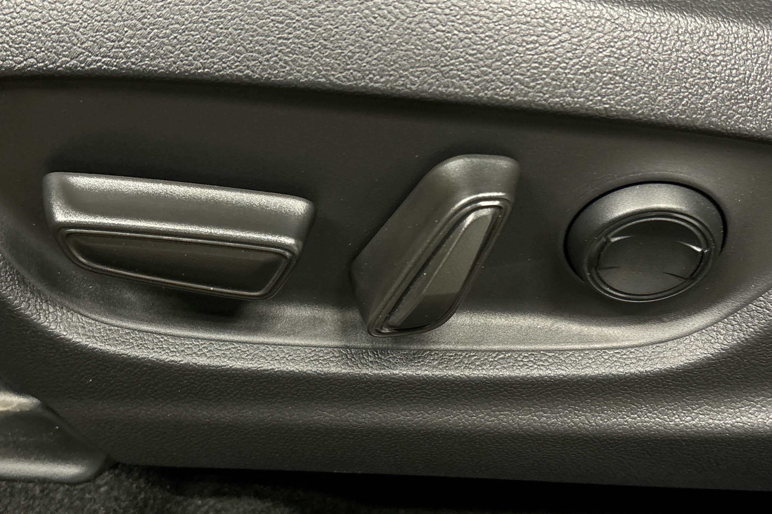 musta Toyota bZ4X 2024 kuva 17.