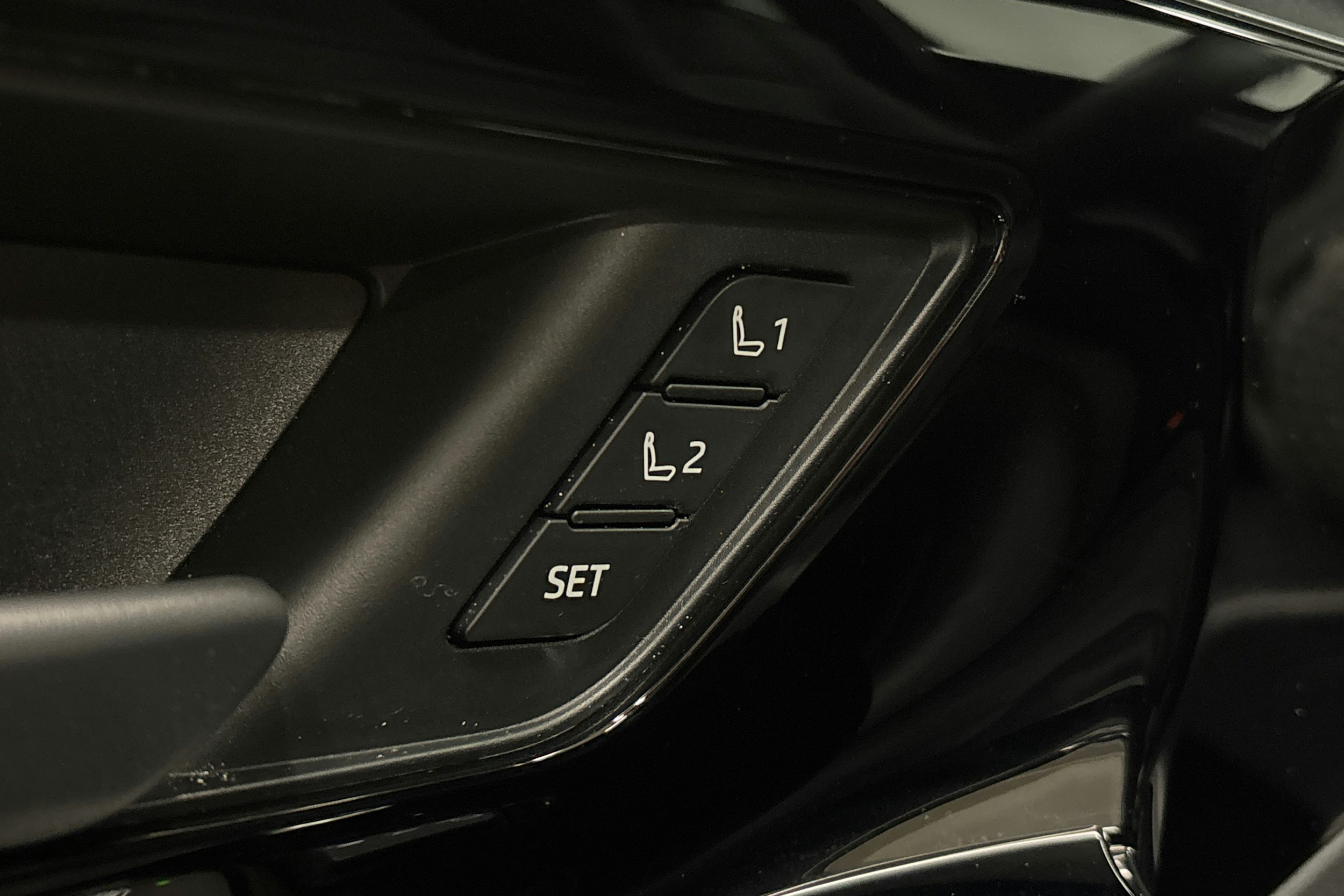 musta Toyota bZ4X 2024 kuva 18.