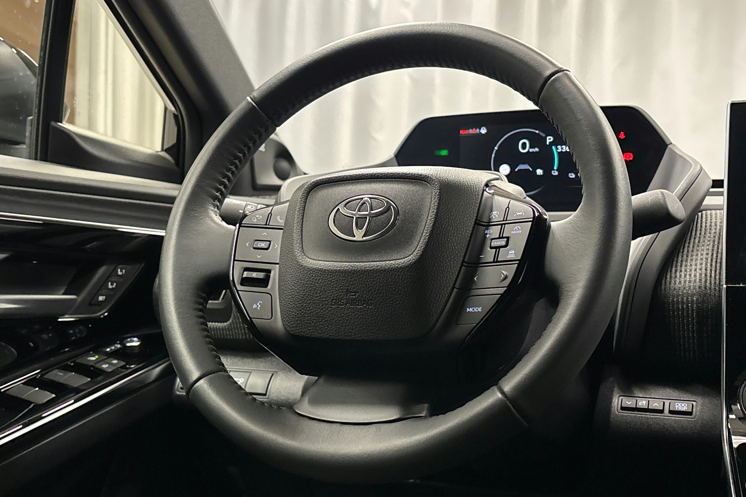 musta Toyota bZ4X 2024 kuva 19.