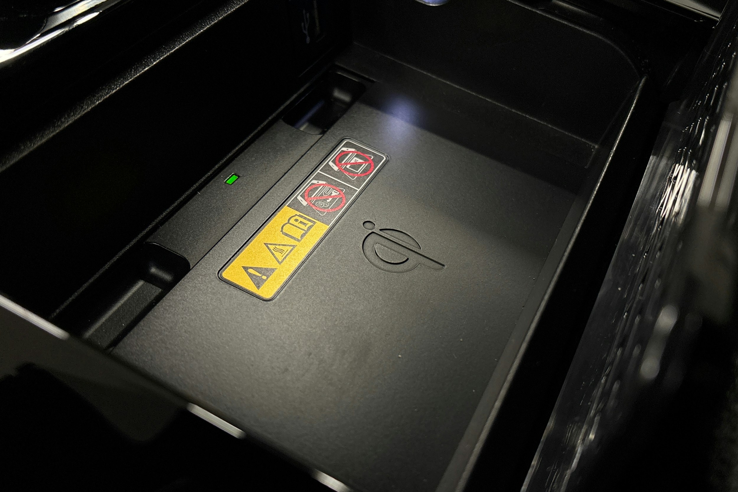 musta Toyota bZ4X 2024 kuva 30.