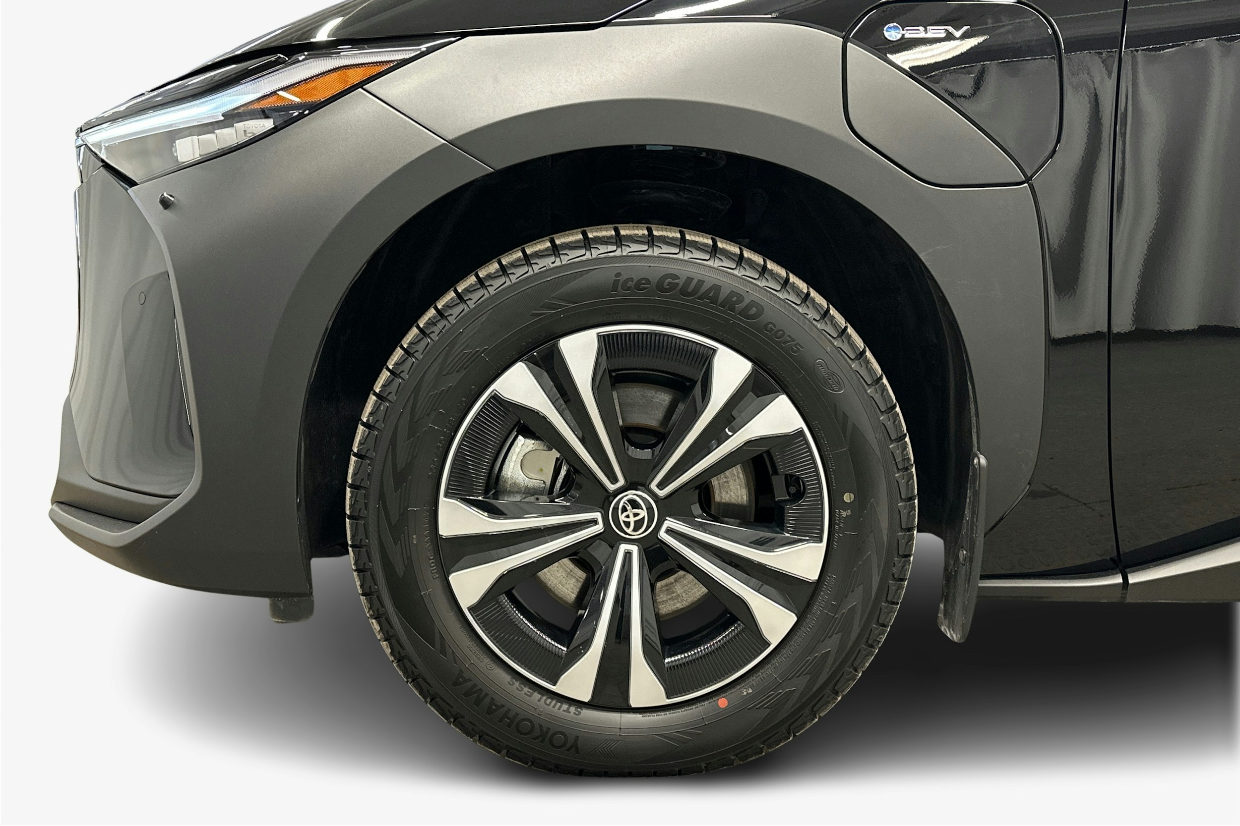 musta Toyota bZ4X 2025 kuva 11.