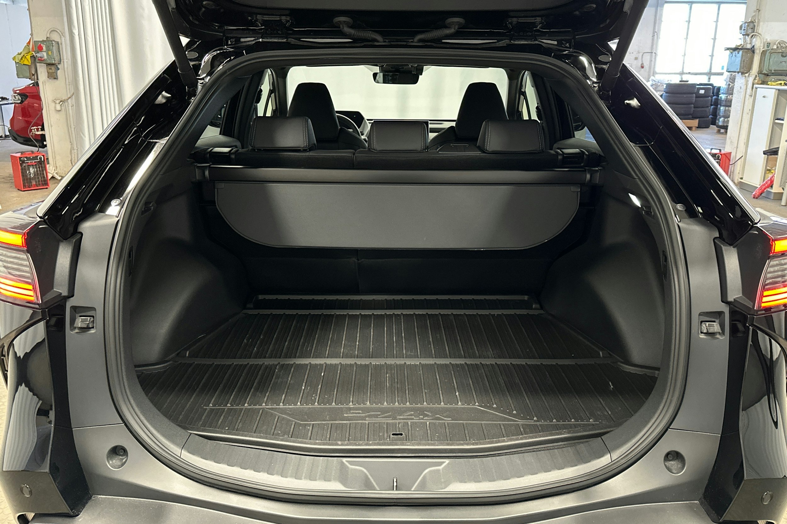 musta Toyota bZ4X 2025 kuva 14.