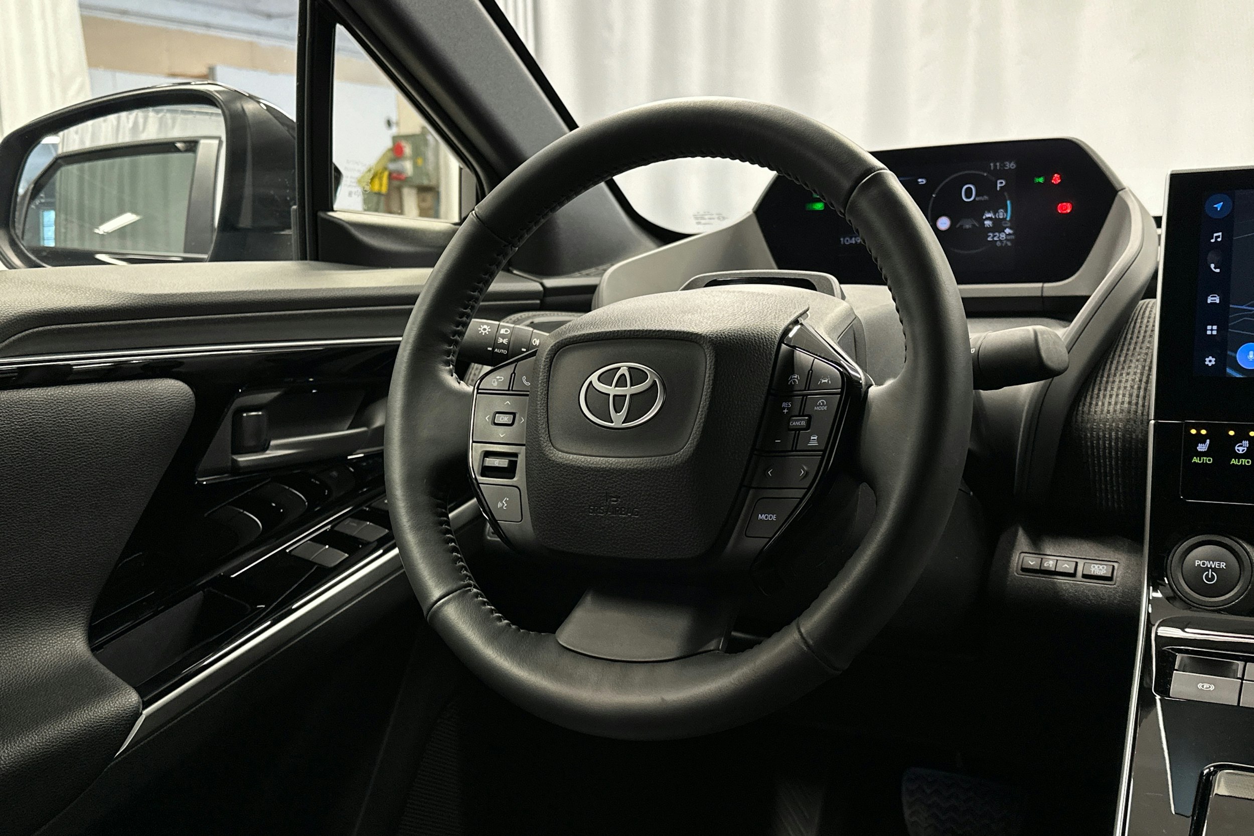 musta Toyota bZ4X 2025 kuva 18.