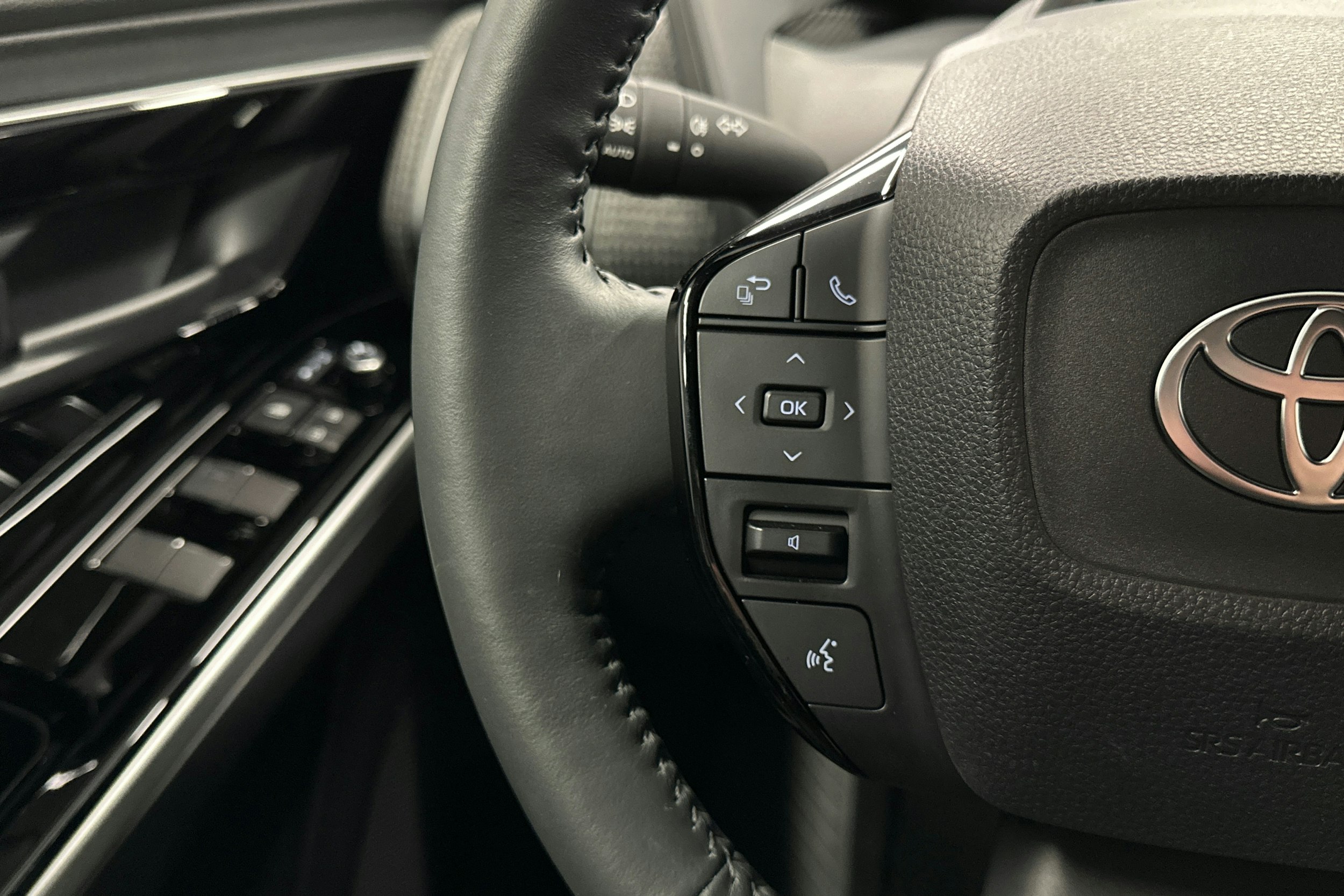 musta Toyota bZ4X 2025 kuva 19.