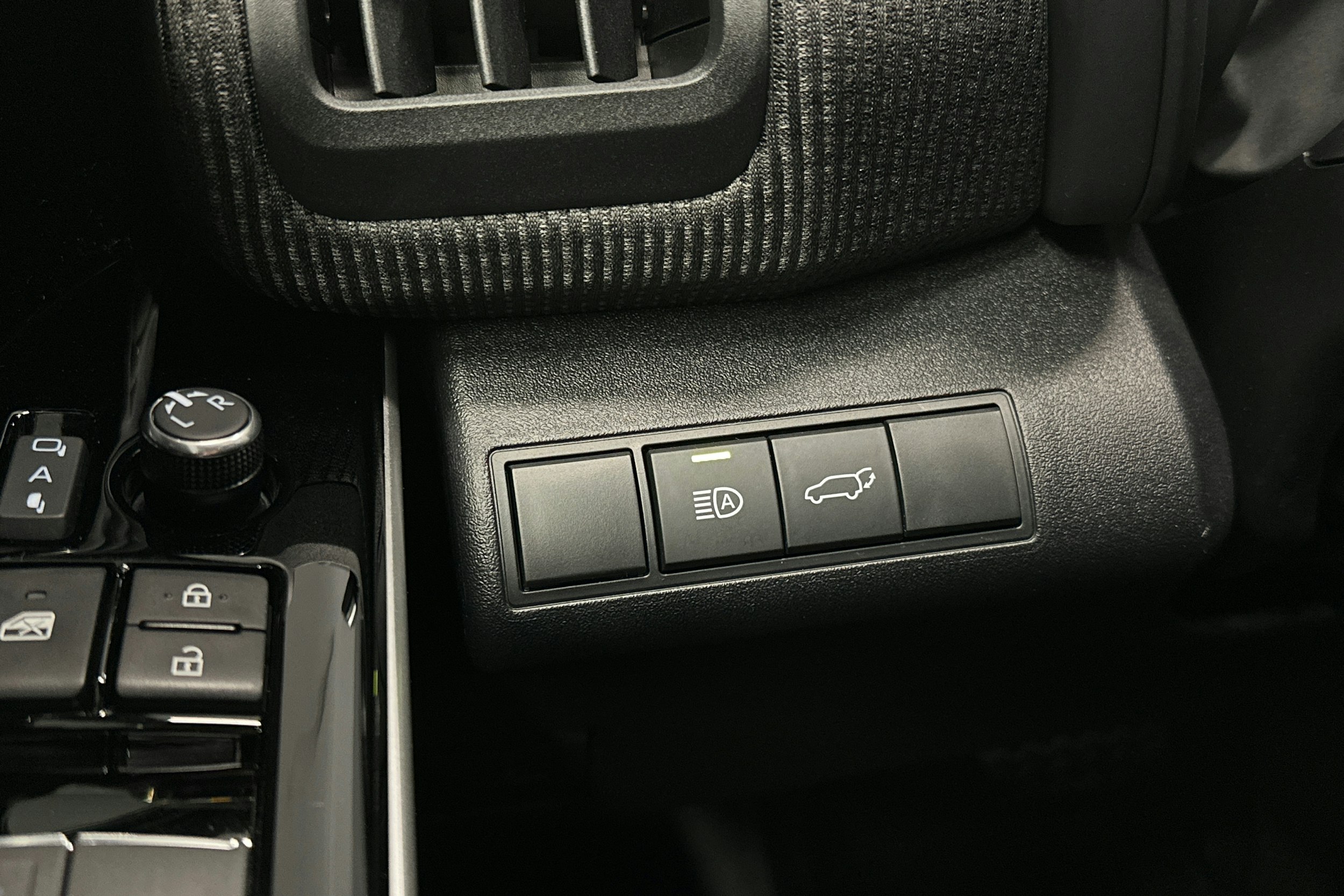 musta Toyota bZ4X 2025 kuva 21.