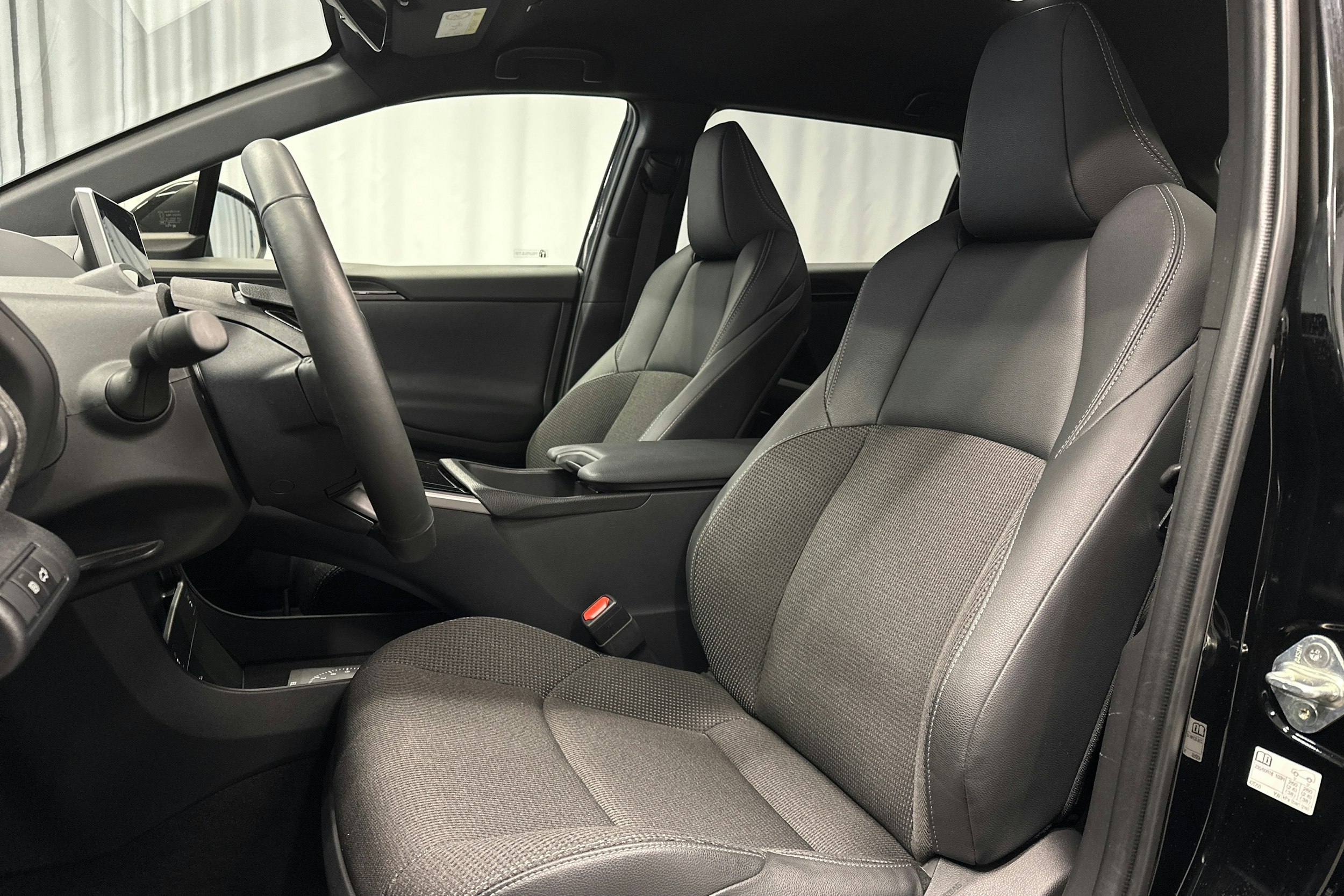 musta Toyota bZ4X 2025 kuva 16.