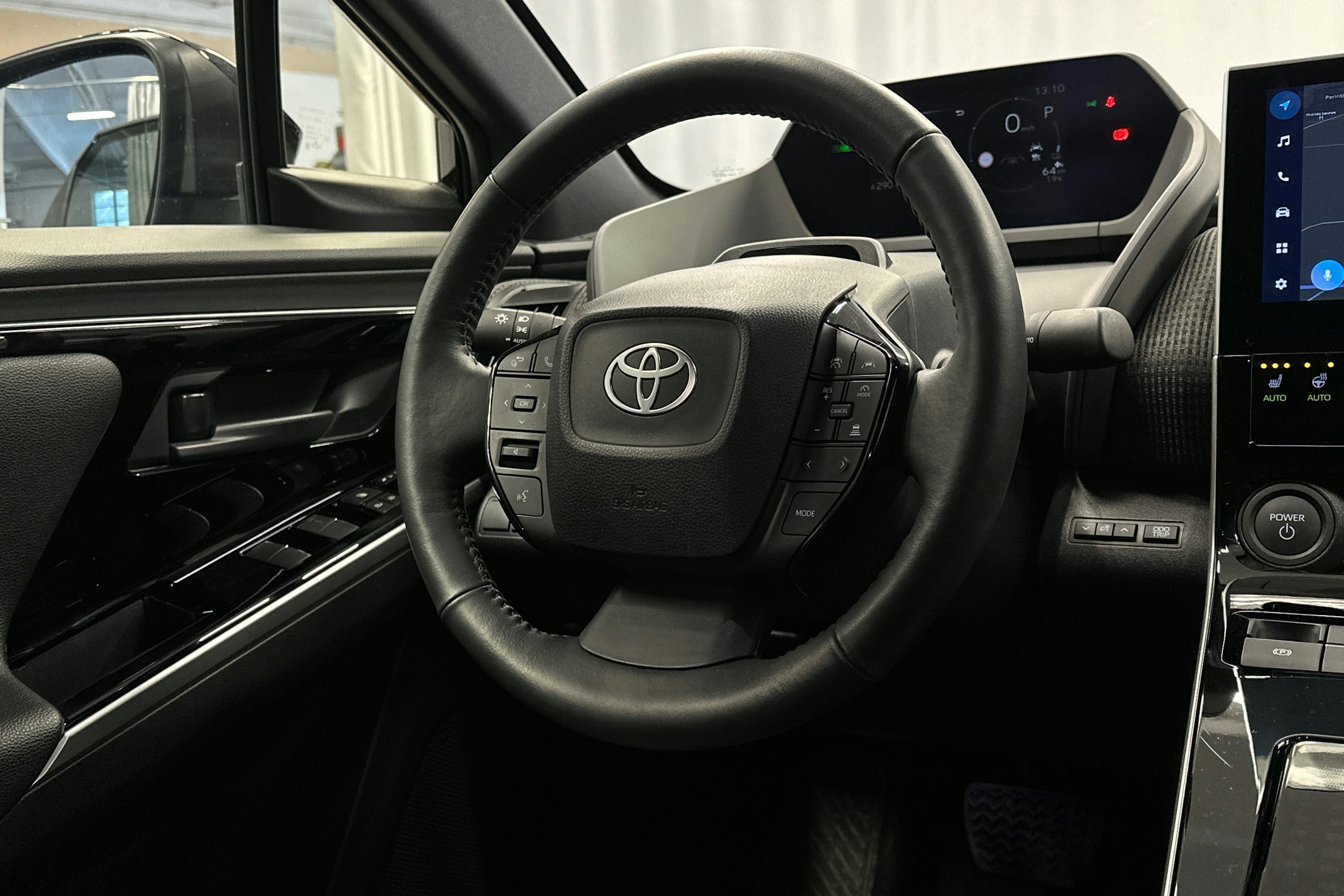 musta Toyota bZ4X 2025 kuva 18.