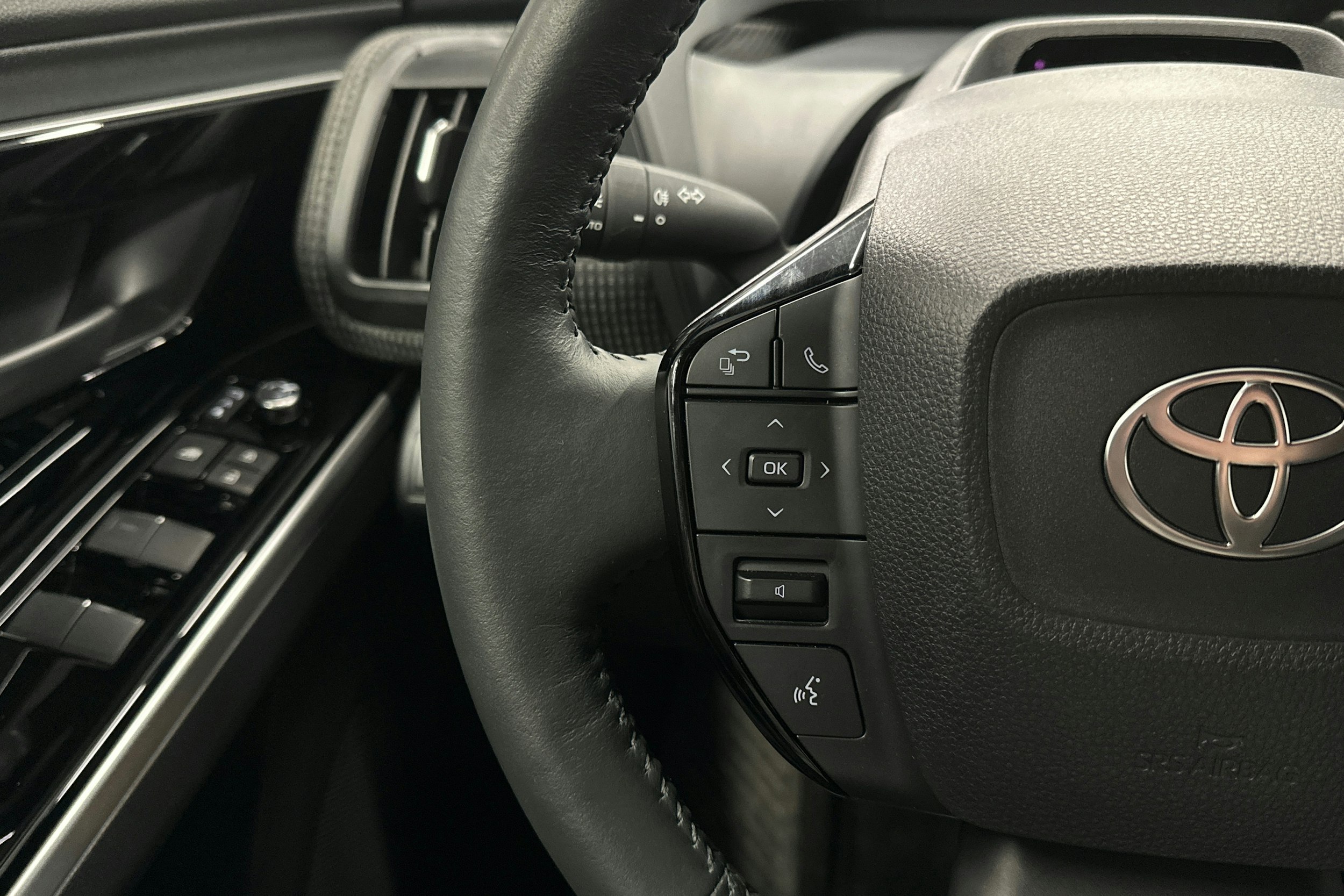 musta Toyota bZ4X 2025 kuva 19.