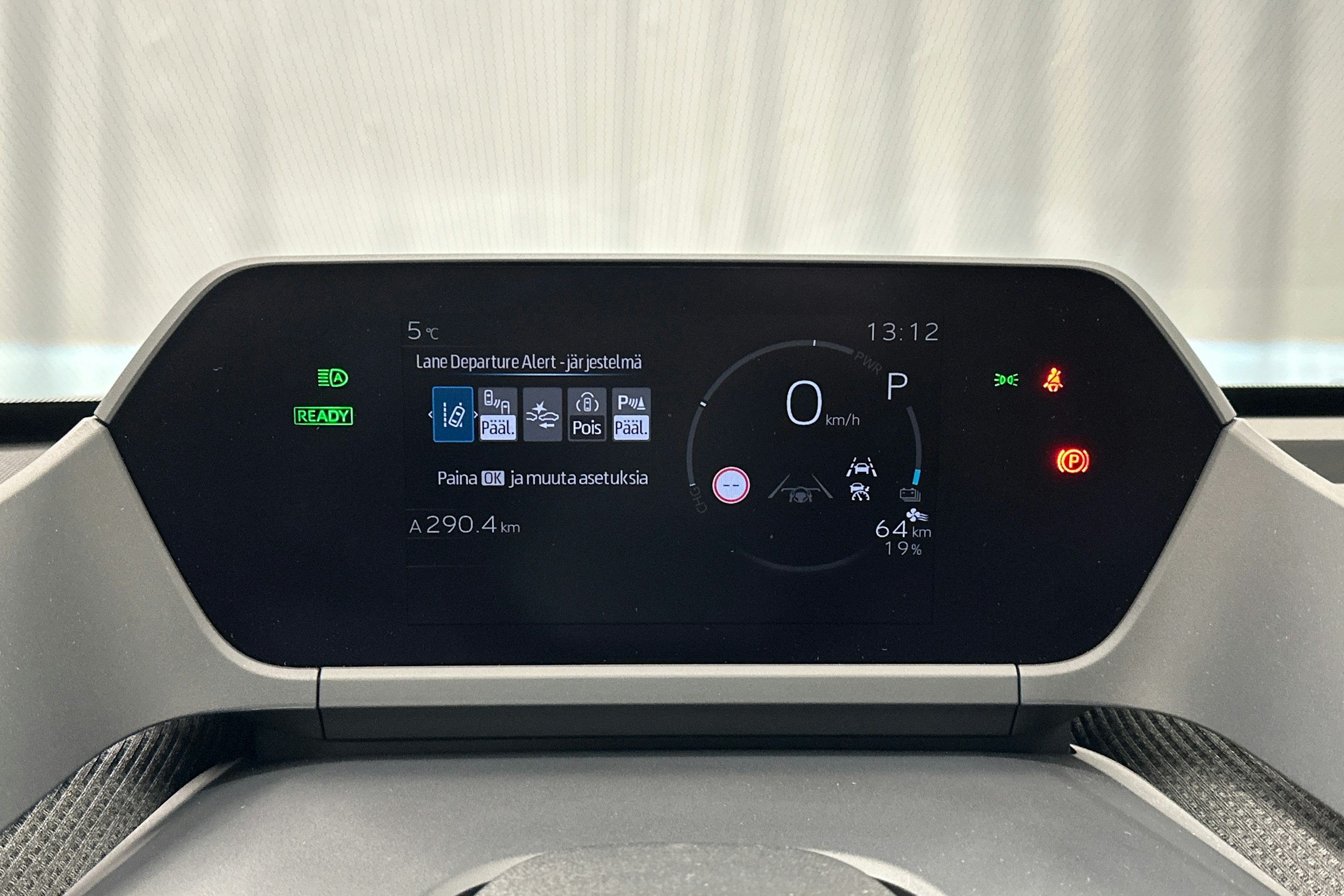 musta Toyota bZ4X 2025 kuva 23.