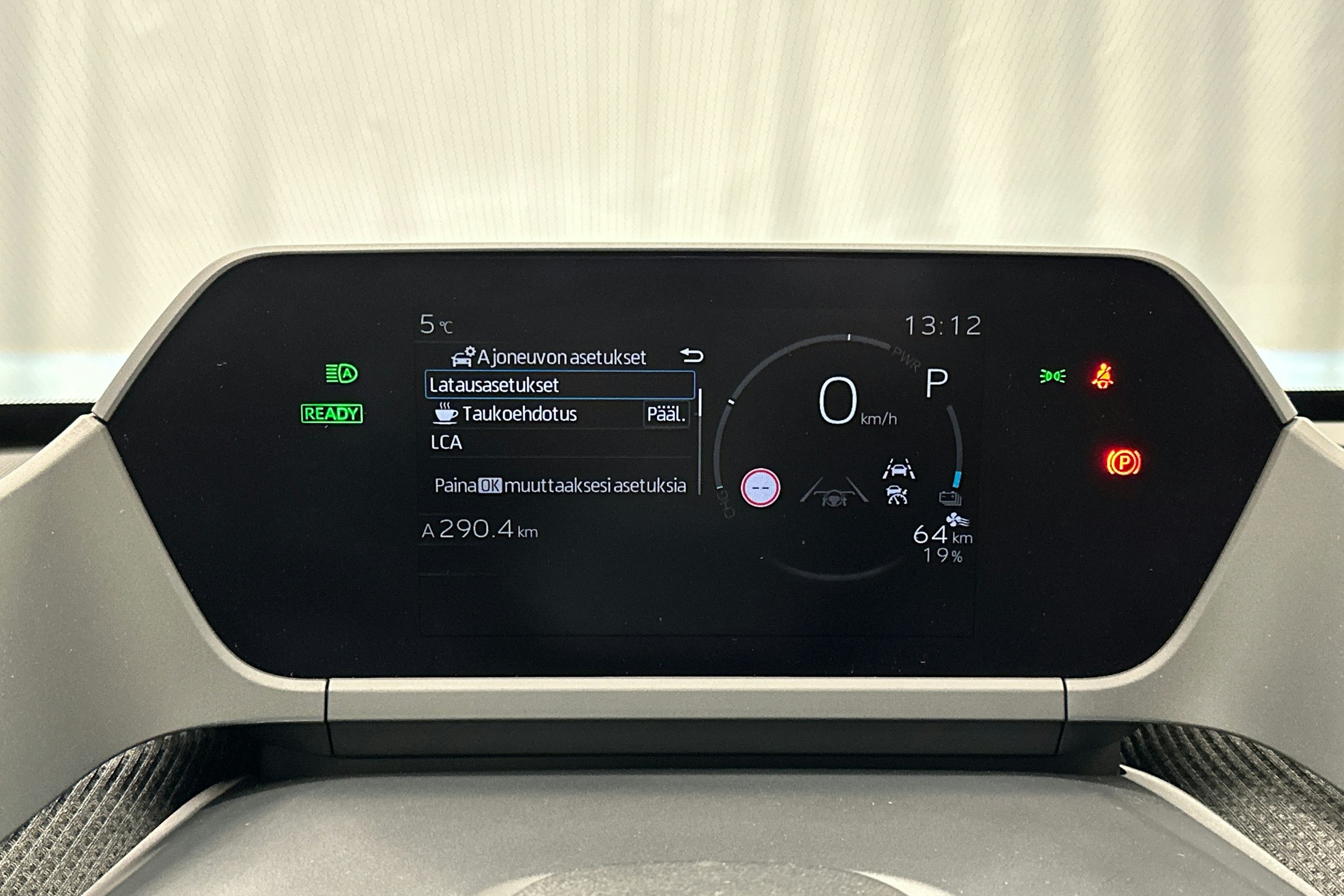 musta Toyota bZ4X 2025 kuva 25.