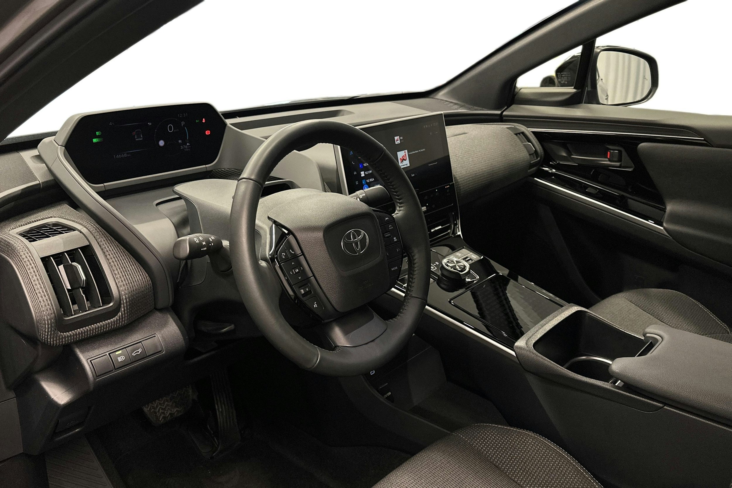 harmaa Toyota bZ4X 2025 kuva 7.