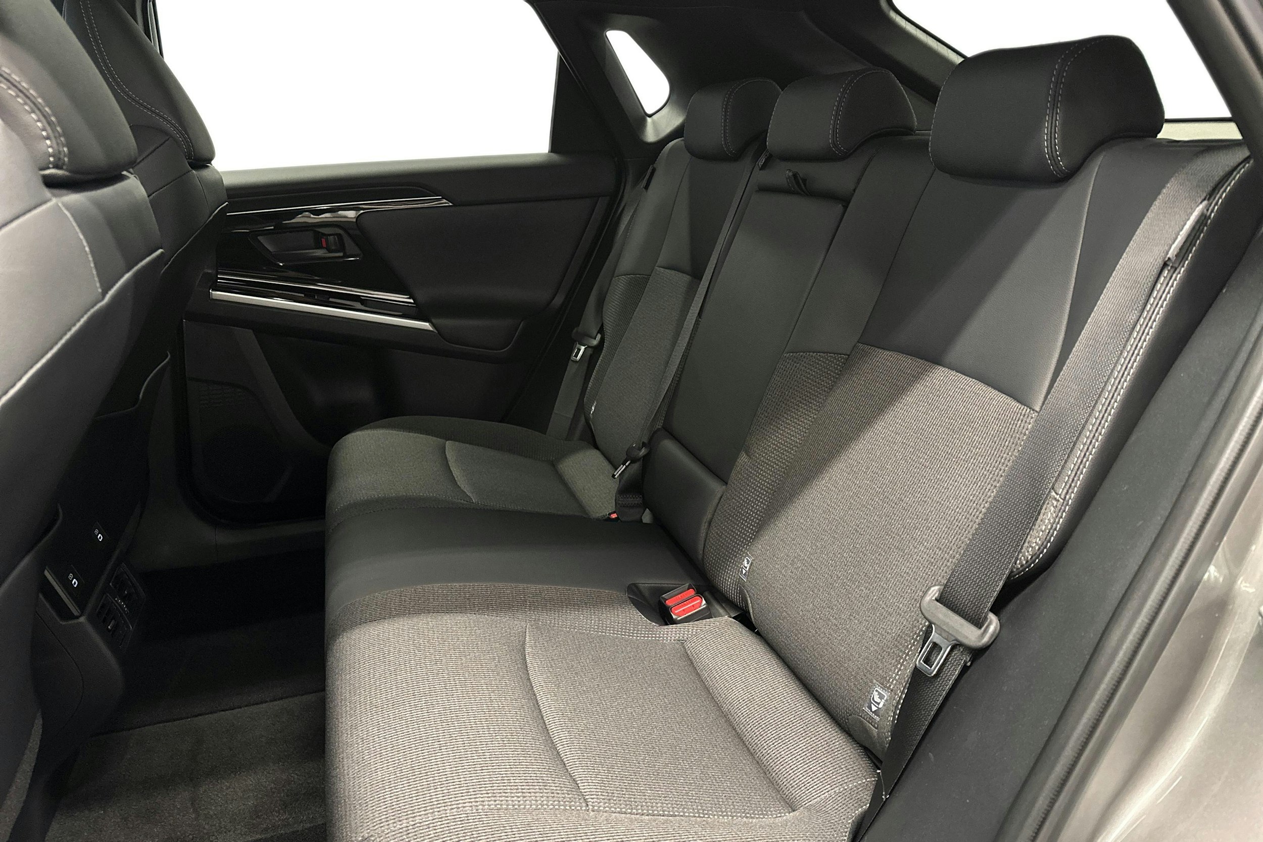 harmaa Toyota bZ4X 2025 kuva 10.