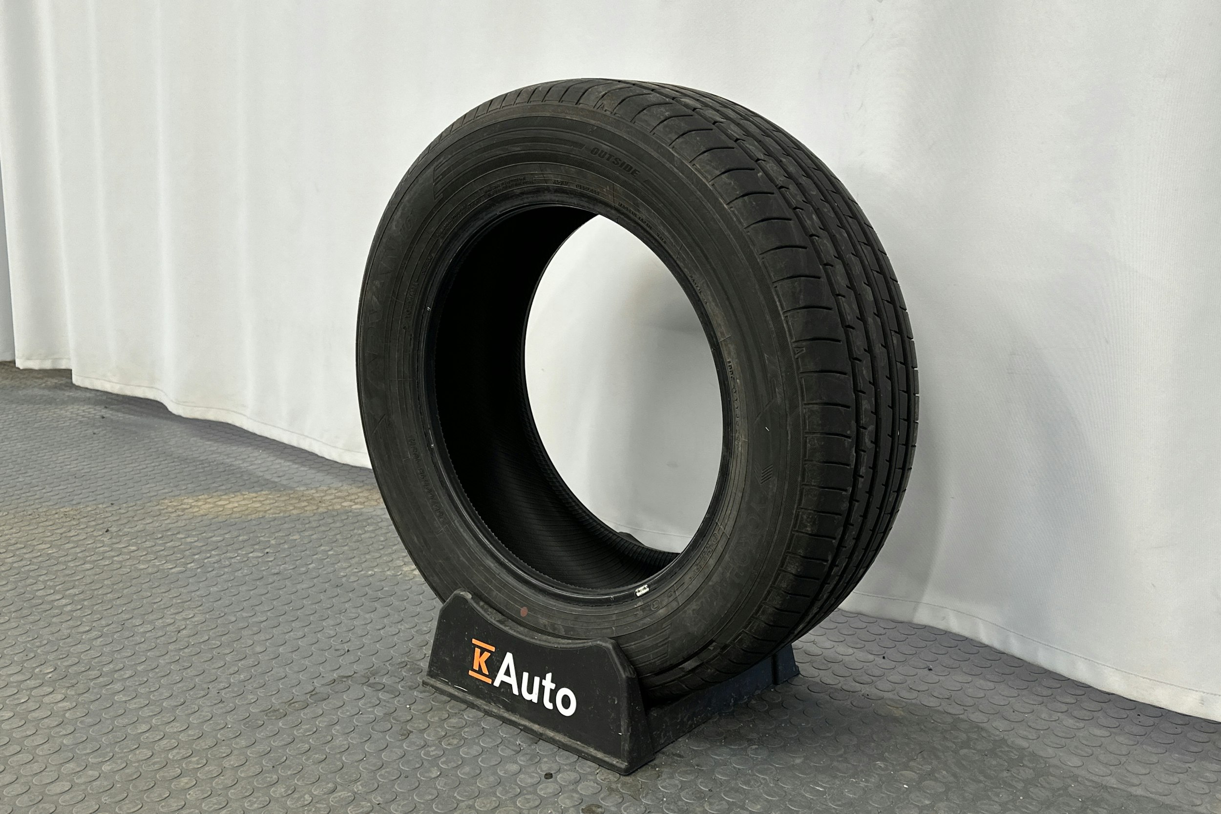 harmaa Toyota bZ4X 2025 kuva 13.