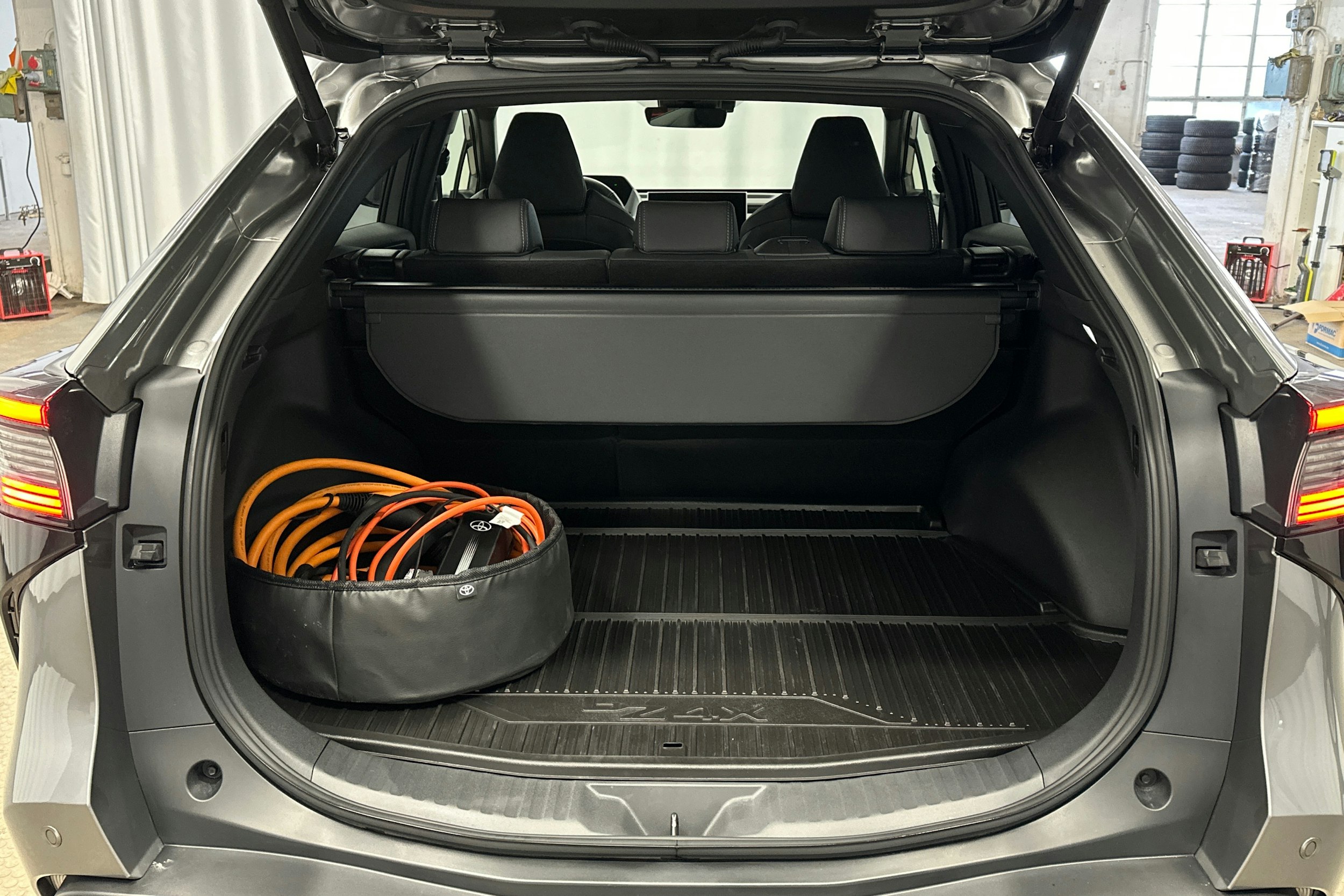 harmaa Toyota bZ4X 2025 kuva 14.