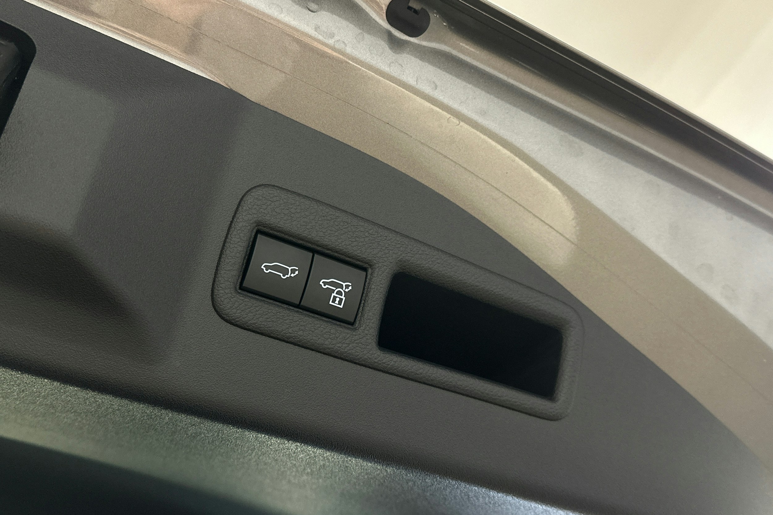 harmaa Toyota bZ4X 2025 kuva 15.