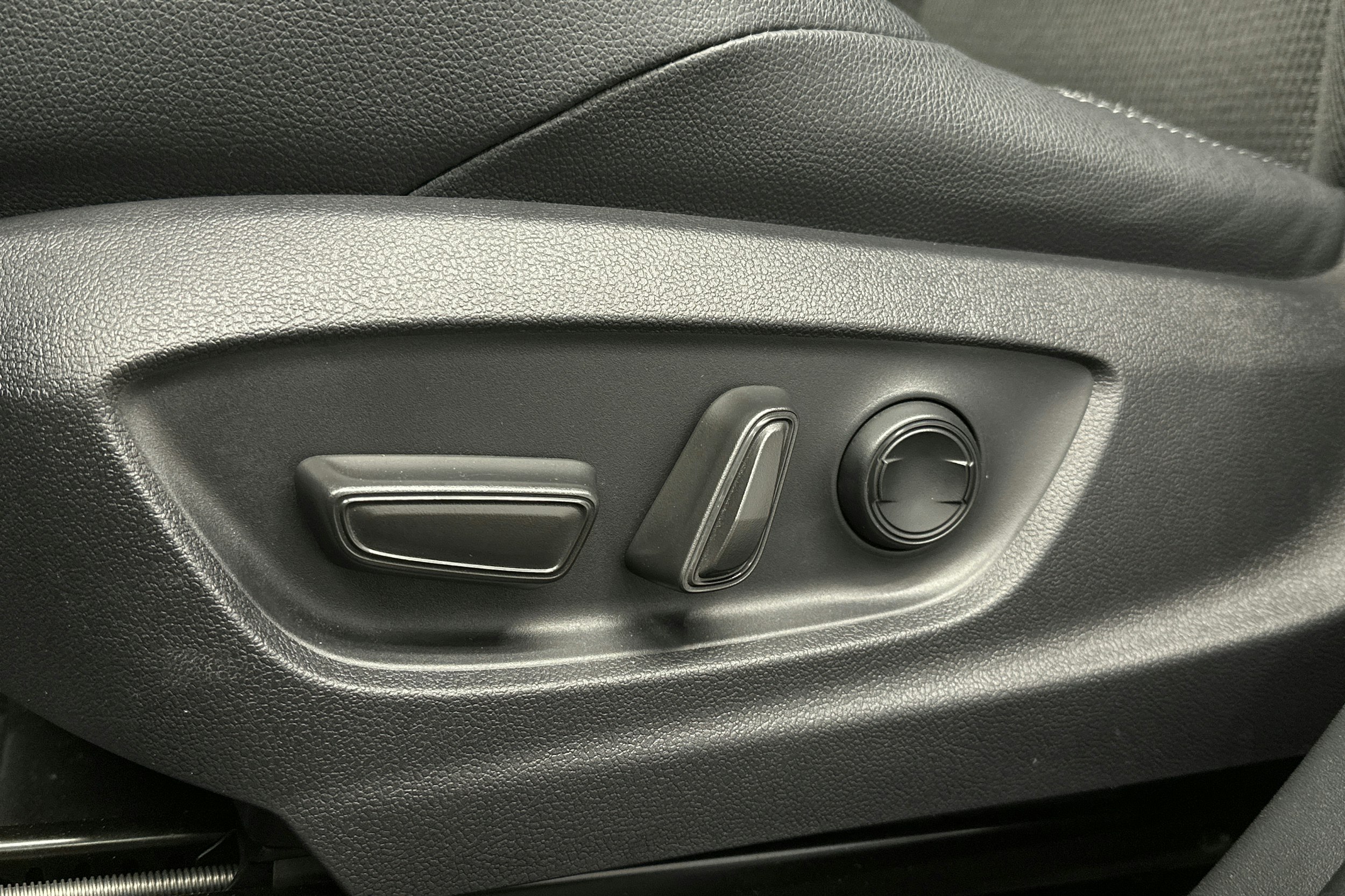 harmaa Toyota bZ4X 2025 kuva 17.