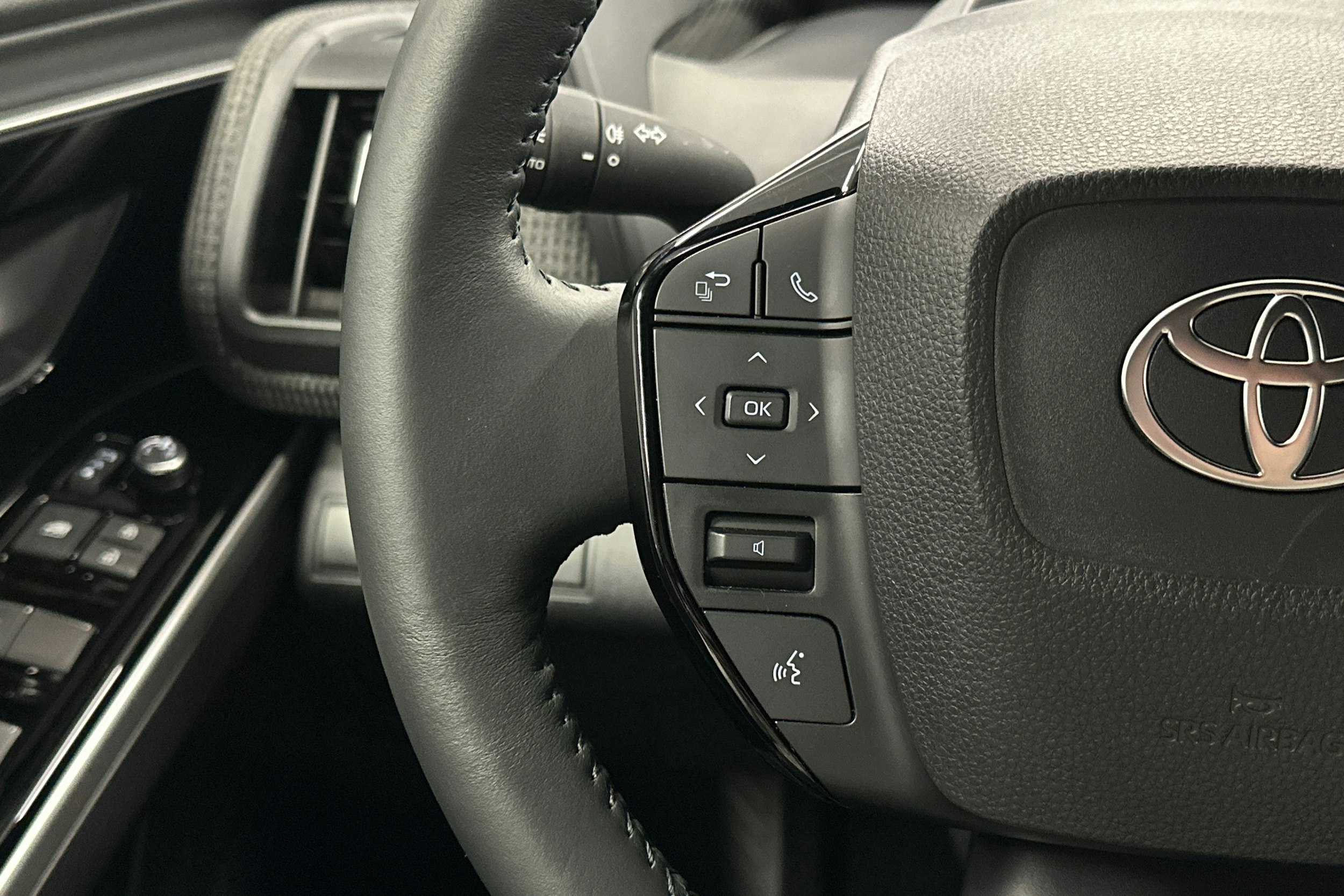 harmaa Toyota bZ4X 2025 kuva 19.