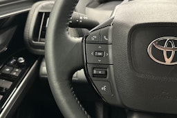 harmaa Toyota bZ4X 2025 kuva 19.