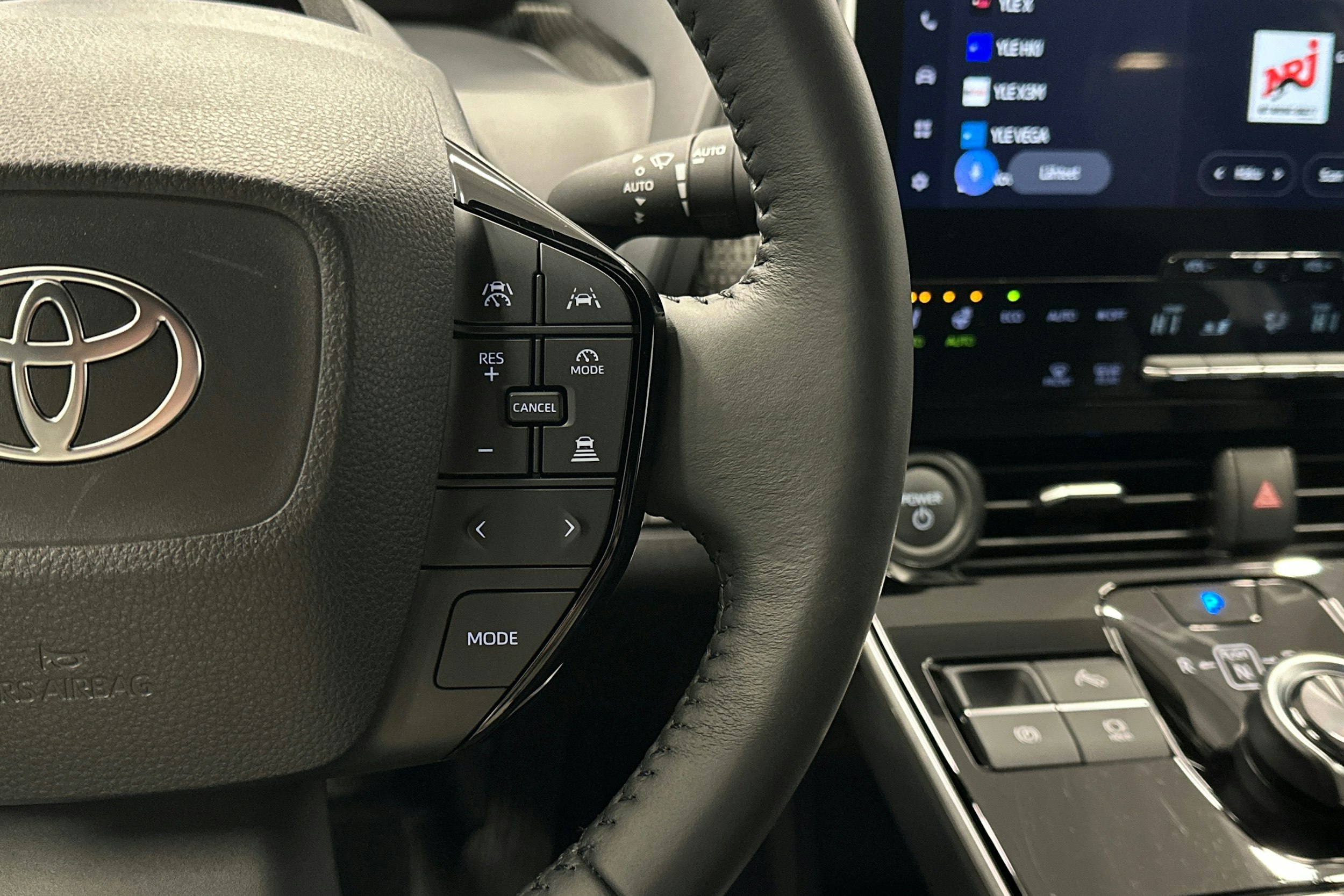 harmaa Toyota bZ4X 2025 kuva 20.