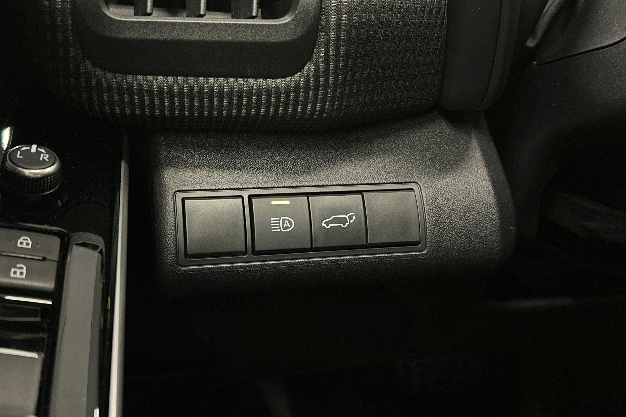 harmaa Toyota bZ4X 2025 kuva 21.