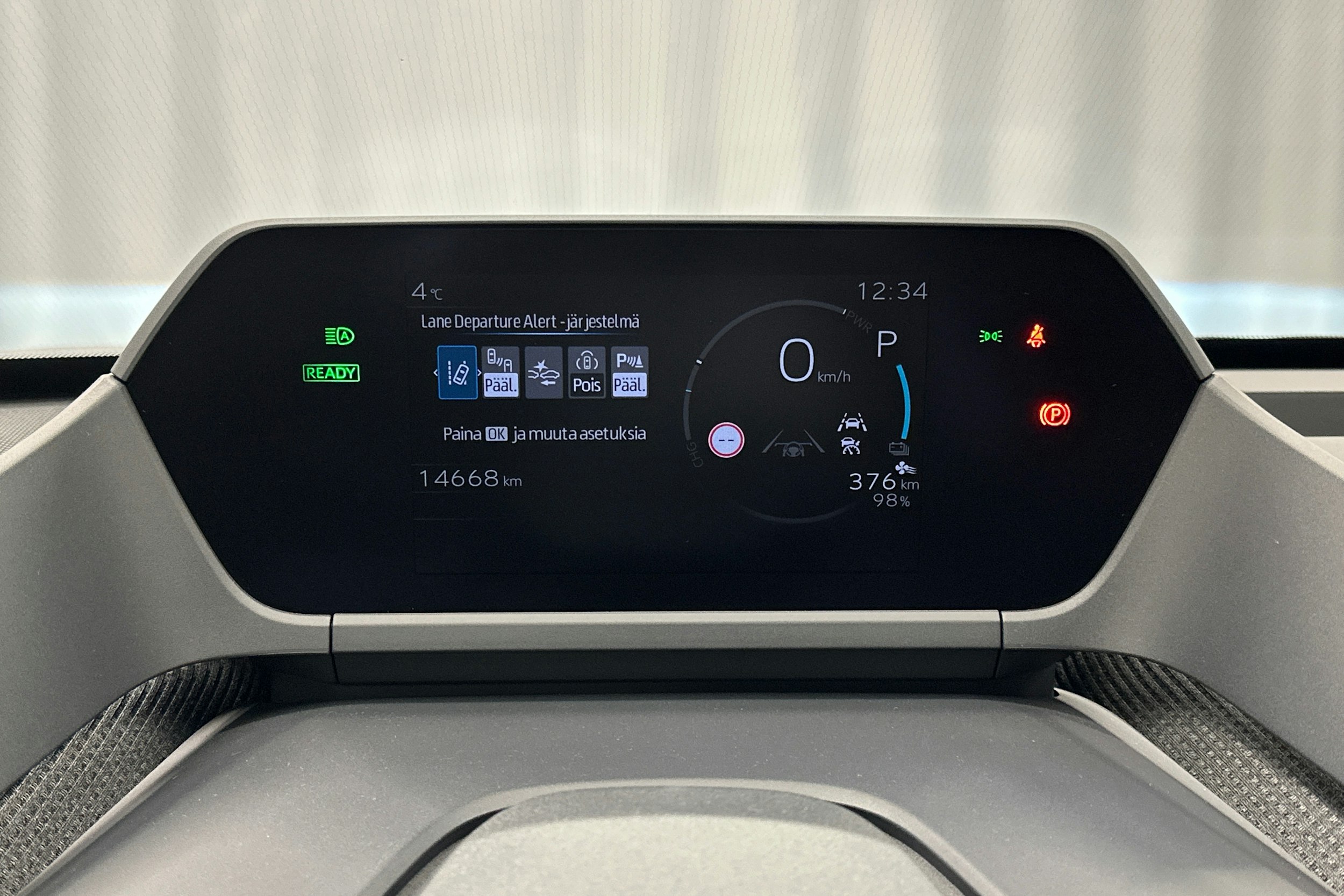 harmaa Toyota bZ4X 2025 kuva 23.