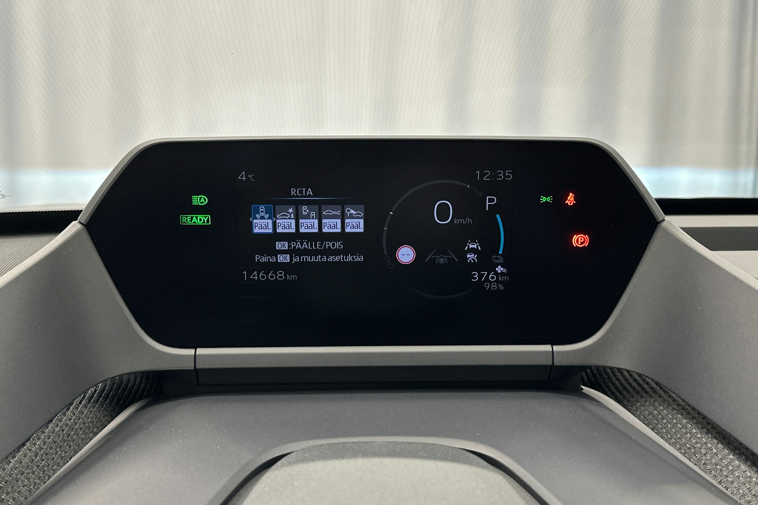 harmaa Toyota bZ4X 2025 kuva 24.