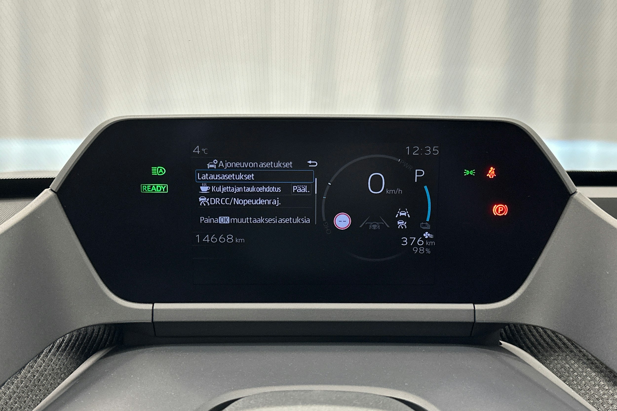 harmaa Toyota bZ4X 2025 kuva 25.