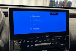 harmaa Toyota bZ4X 2025 kuva 27.